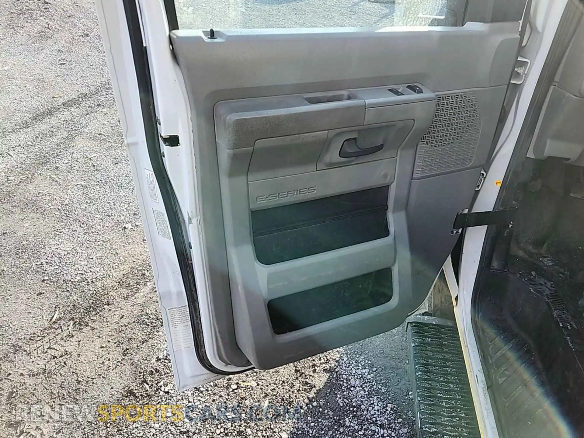 3 fotografías del automóvil dañado 1FDXE4FSXKDC19264 FORD E-450 CUTAWAY 2019