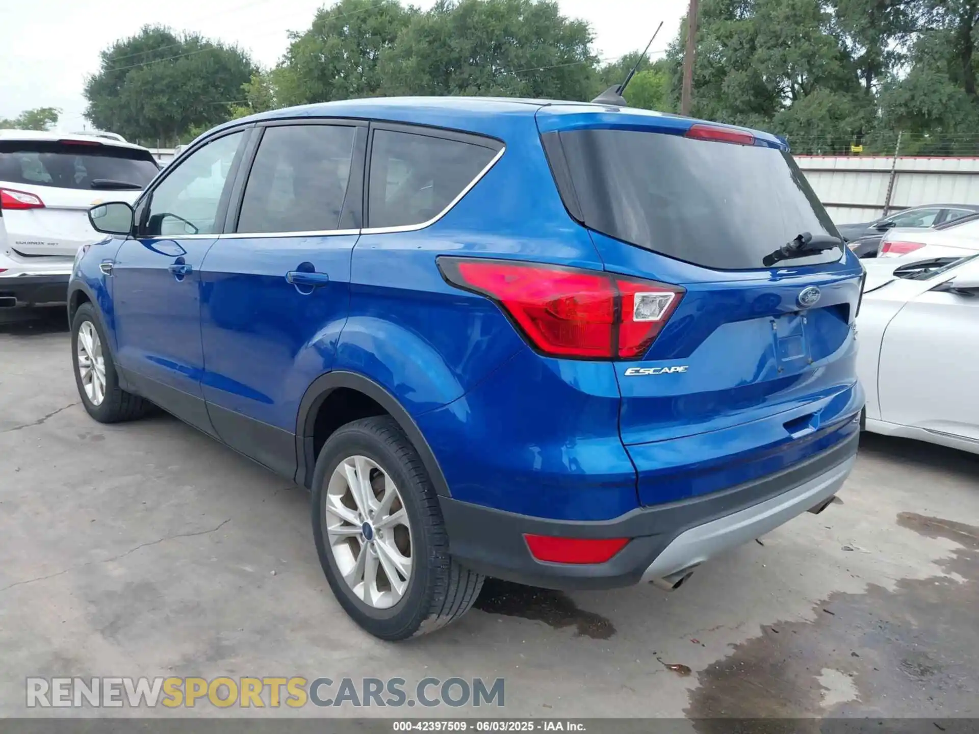 3 Фотография поврежденного автомобиля 1FMCU0GD1KUB51592 FORD ESCAPE 2019