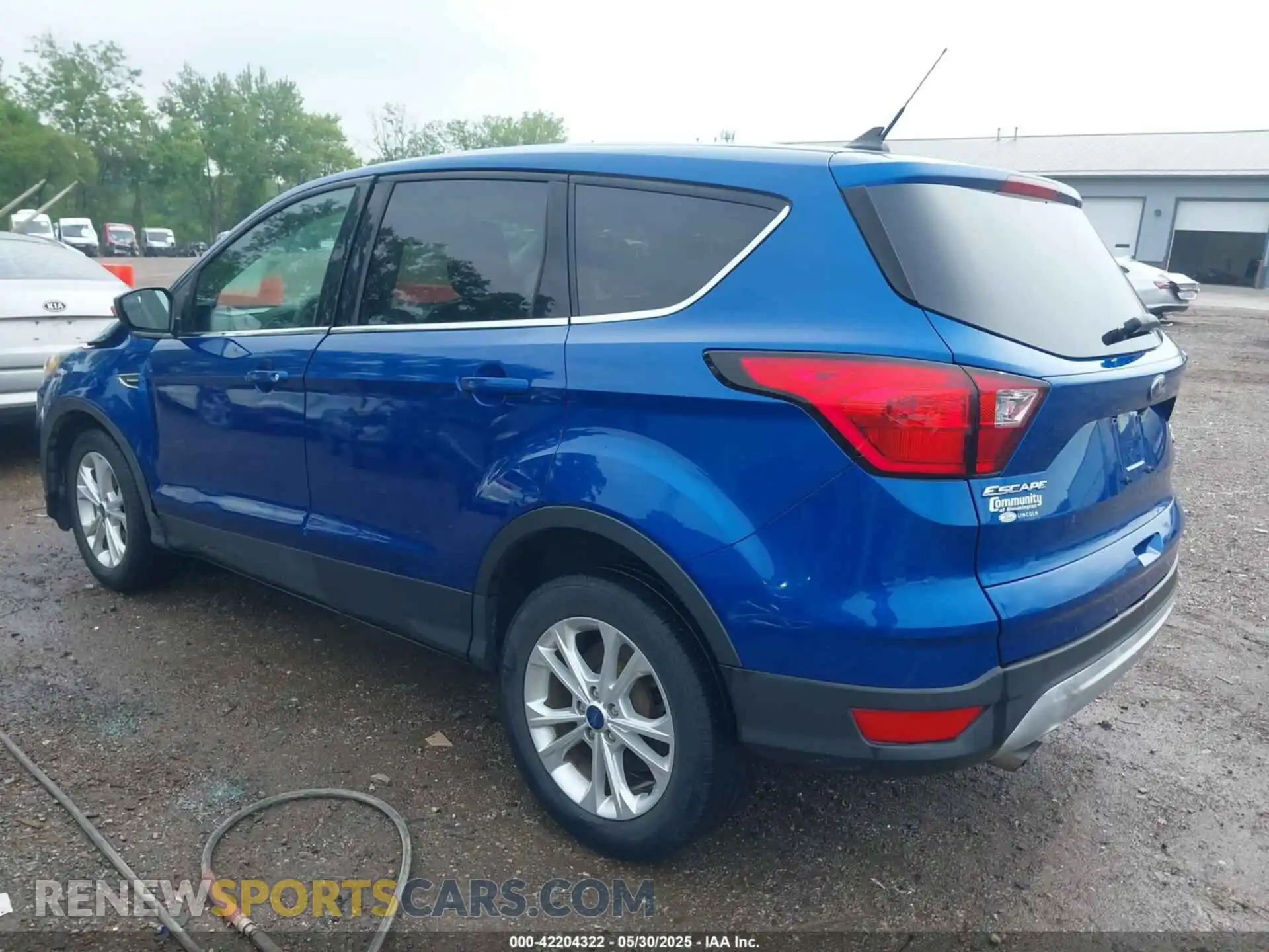 3 Photograph of a damaged car 1FMCU0GD1KUB77058 FORD ESCAPE 2019