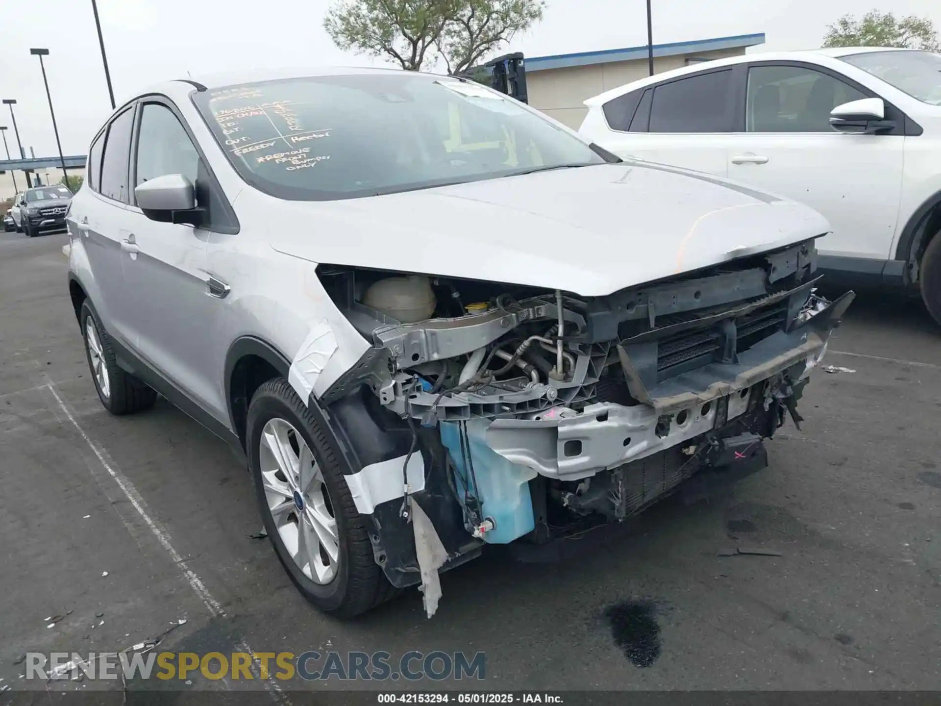 1 Photograph of a damaged car 1FMCU0GD1KUB81935 FORD ESCAPE 2019