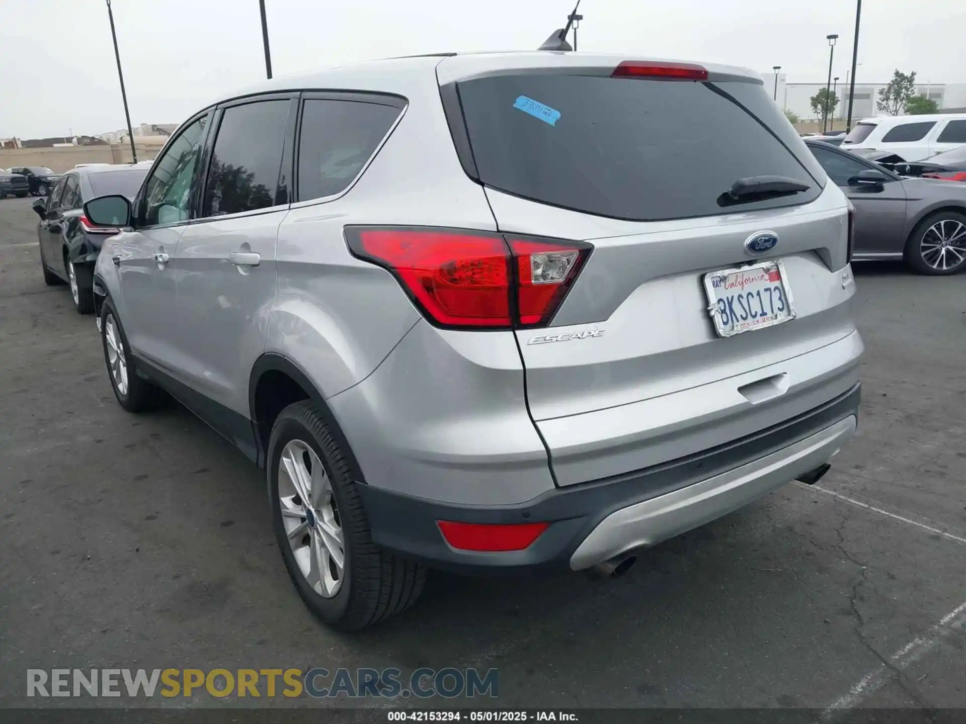 3 Photograph of a damaged car 1FMCU0GD1KUB81935 FORD ESCAPE 2019