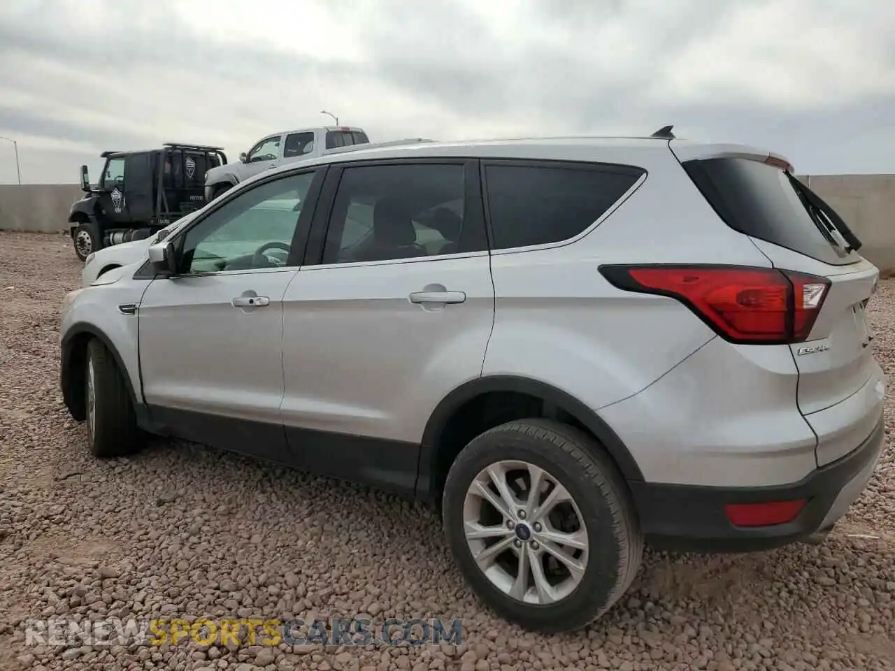 2 fotografías del automóvil dañado 1FMCU0GD2KUA40419 FORD ESCAPE 2019