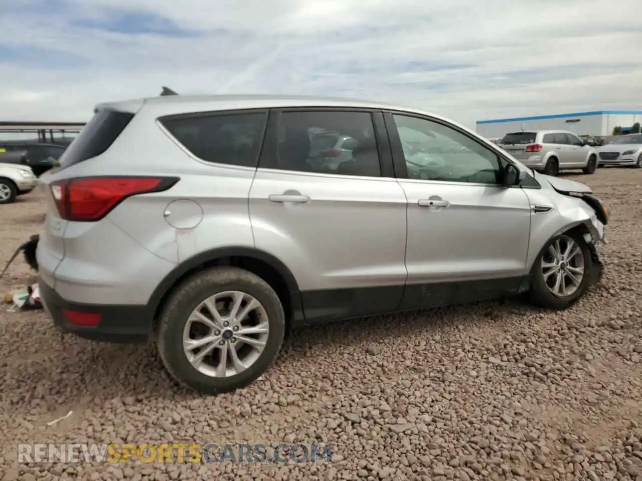 3 fotografías del automóvil dañado 1FMCU0GD2KUA40419 FORD ESCAPE 2019
