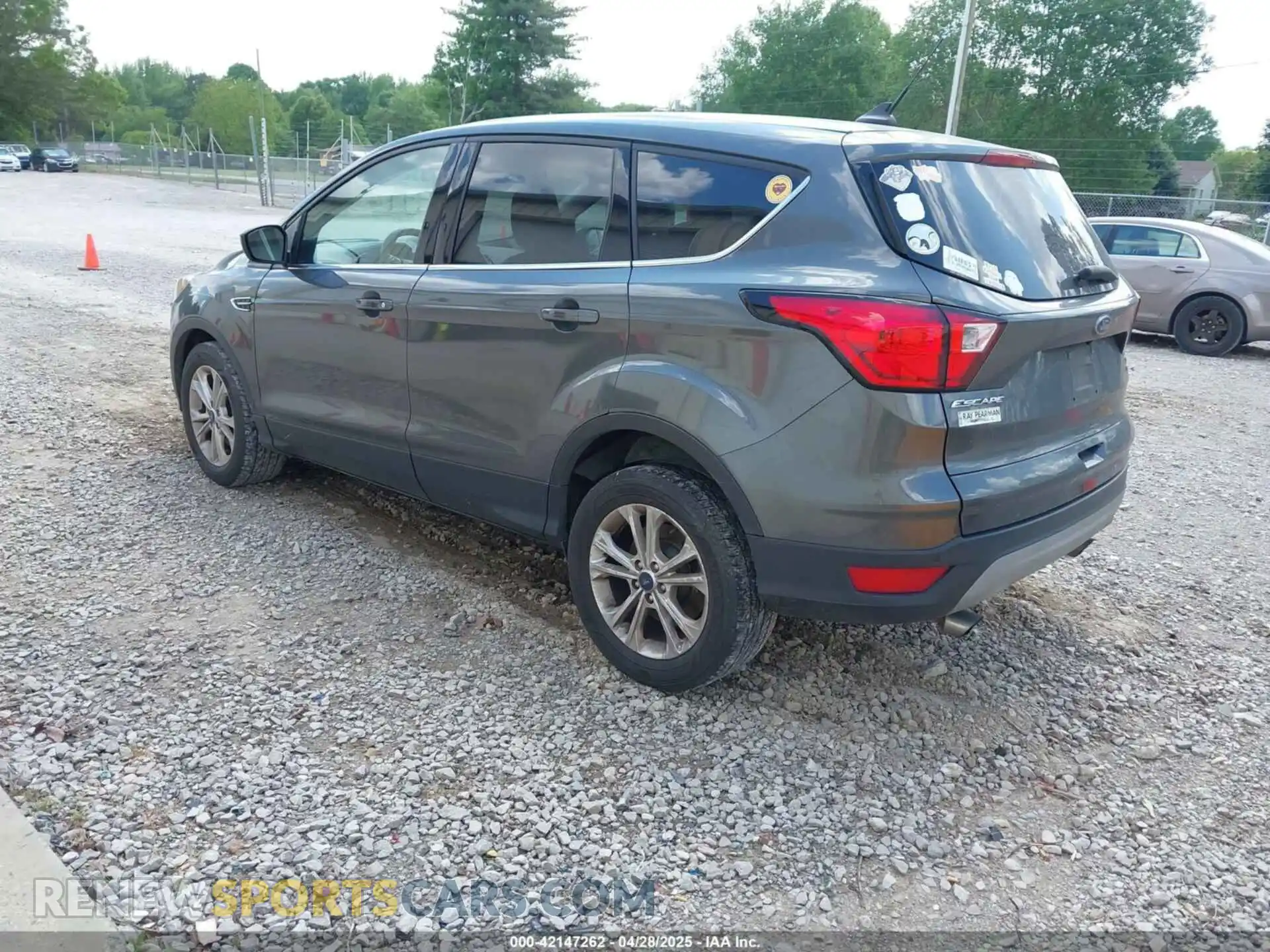 3 Photograph of a damaged car 1FMCU0GD2KUB38690 FORD ESCAPE 2019