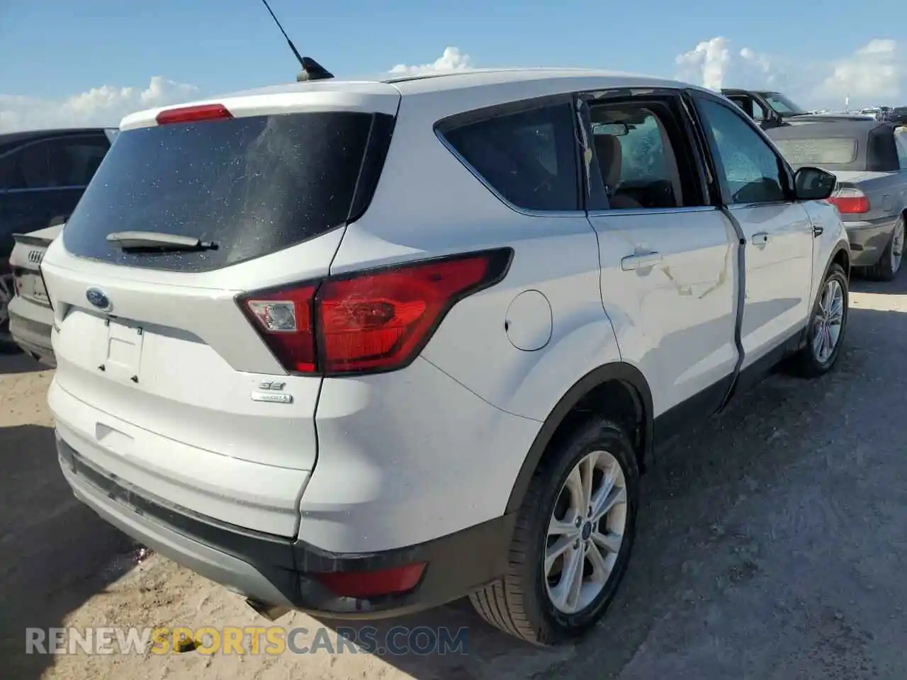 3 Photograph of a damaged car 1FMCU0GD2KUB95892 FORD ESCAPE 2019