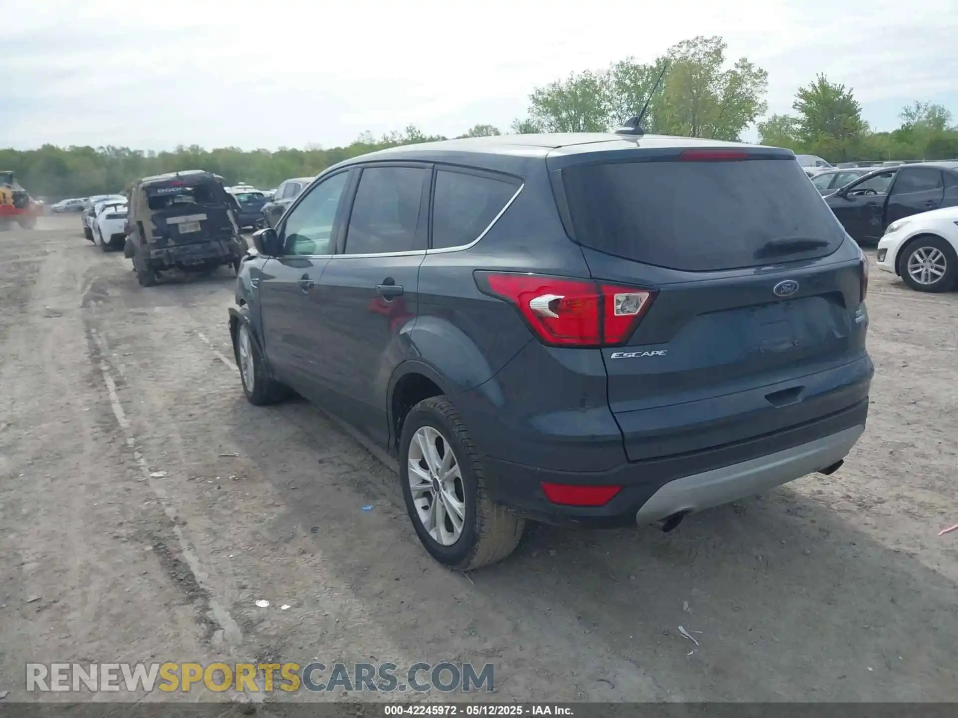 3 Photograph of a damaged car 1FMCU0GD2KUB98923 FORD ESCAPE 2019
