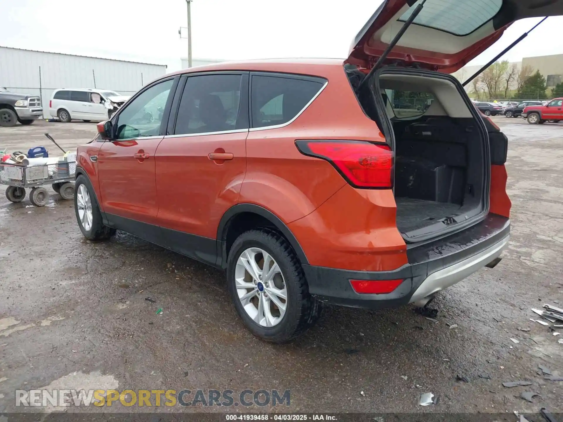 3 Photograph of a damaged car 1FMCU0GD2KUC52592 FORD ESCAPE 2019
