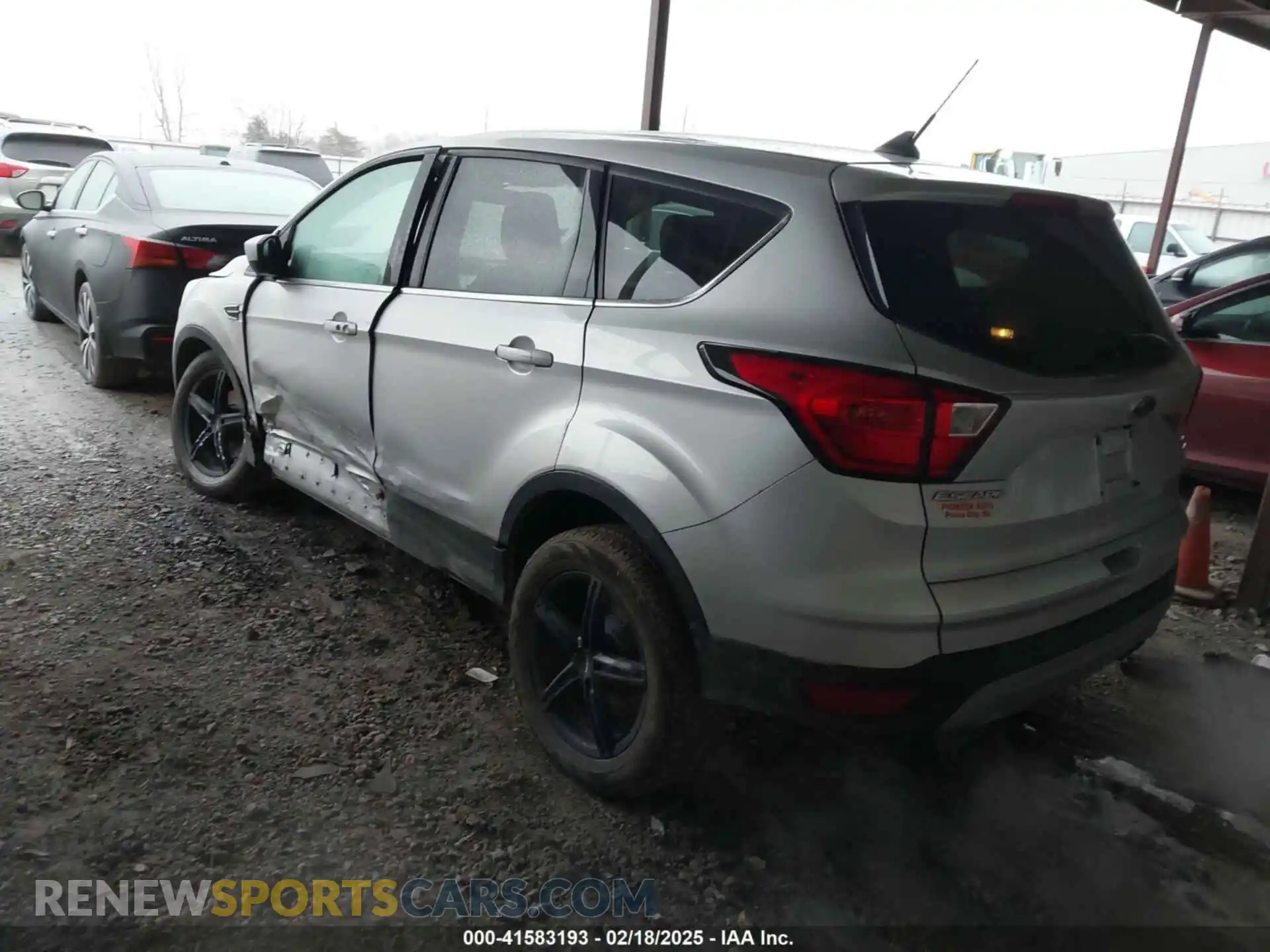3 Photograph of a damaged car 1FMCU0GD3KUB10025 FORD ESCAPE 2019