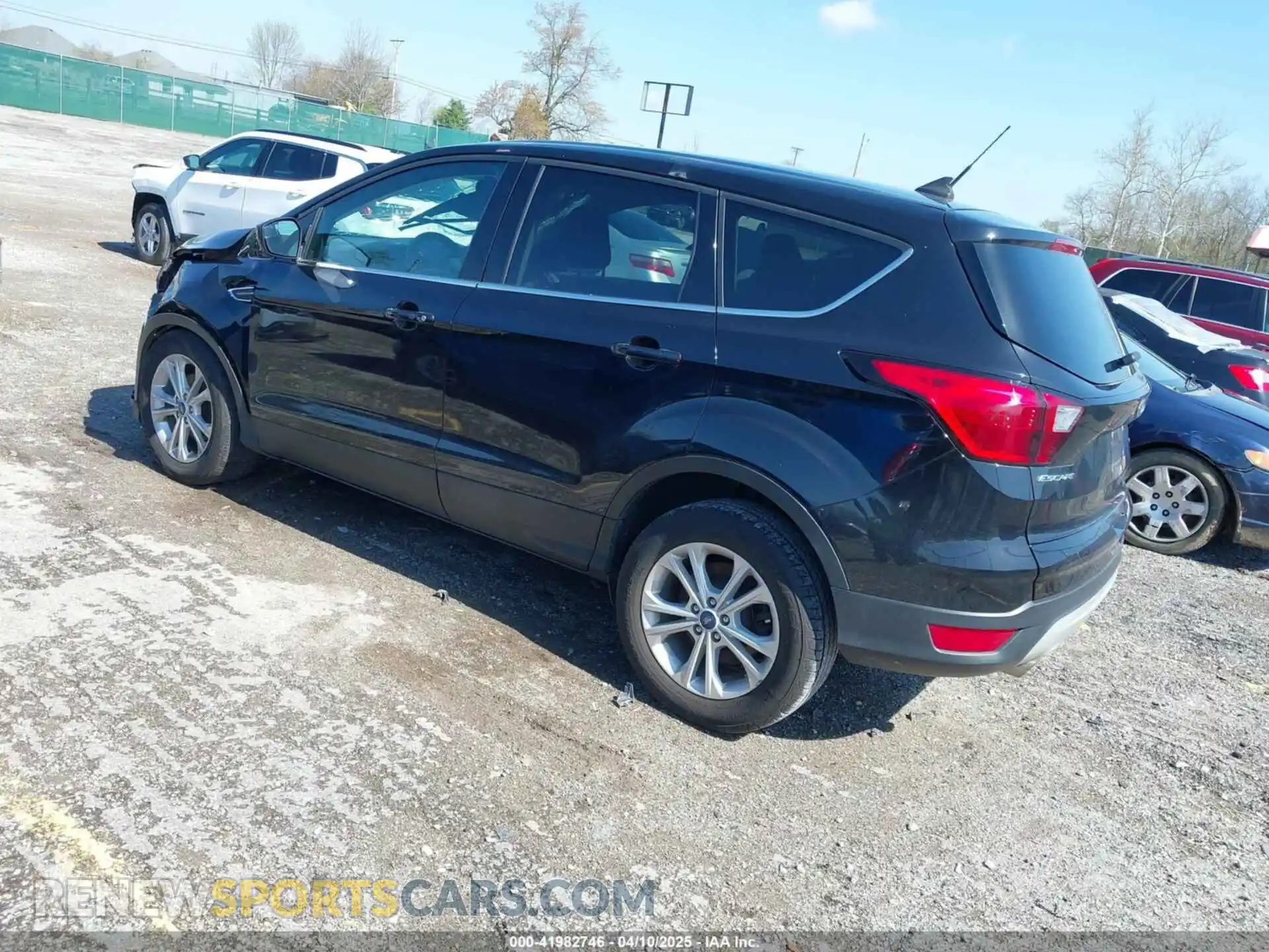 3 Photograph of a damaged car 1FMCU0GD3KUB32719 FORD ESCAPE 2019
