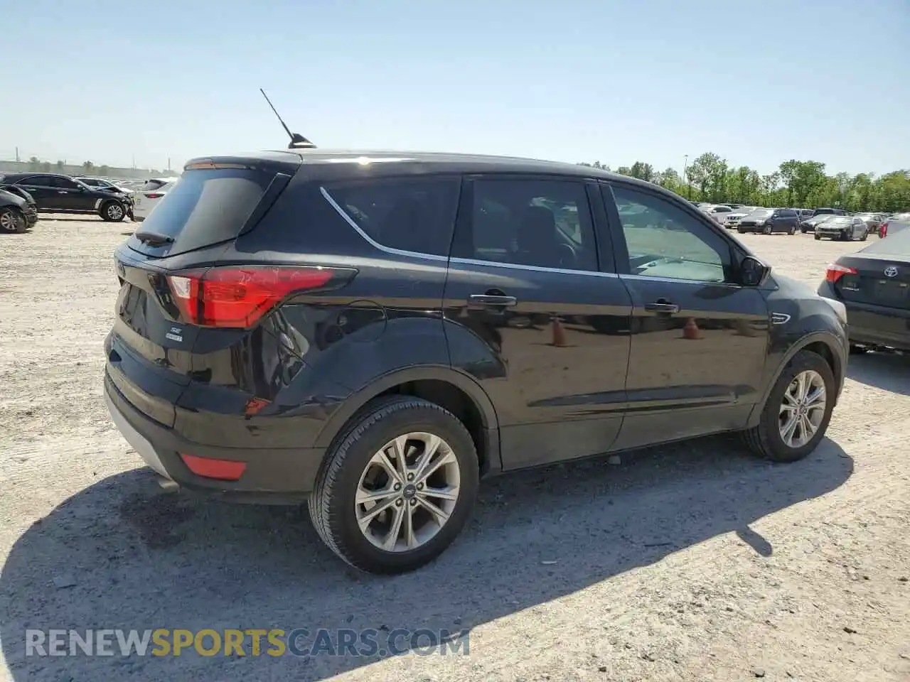 3 Photograph of a damaged car 1FMCU0GD4KUB77703 FORD ESCAPE 2019