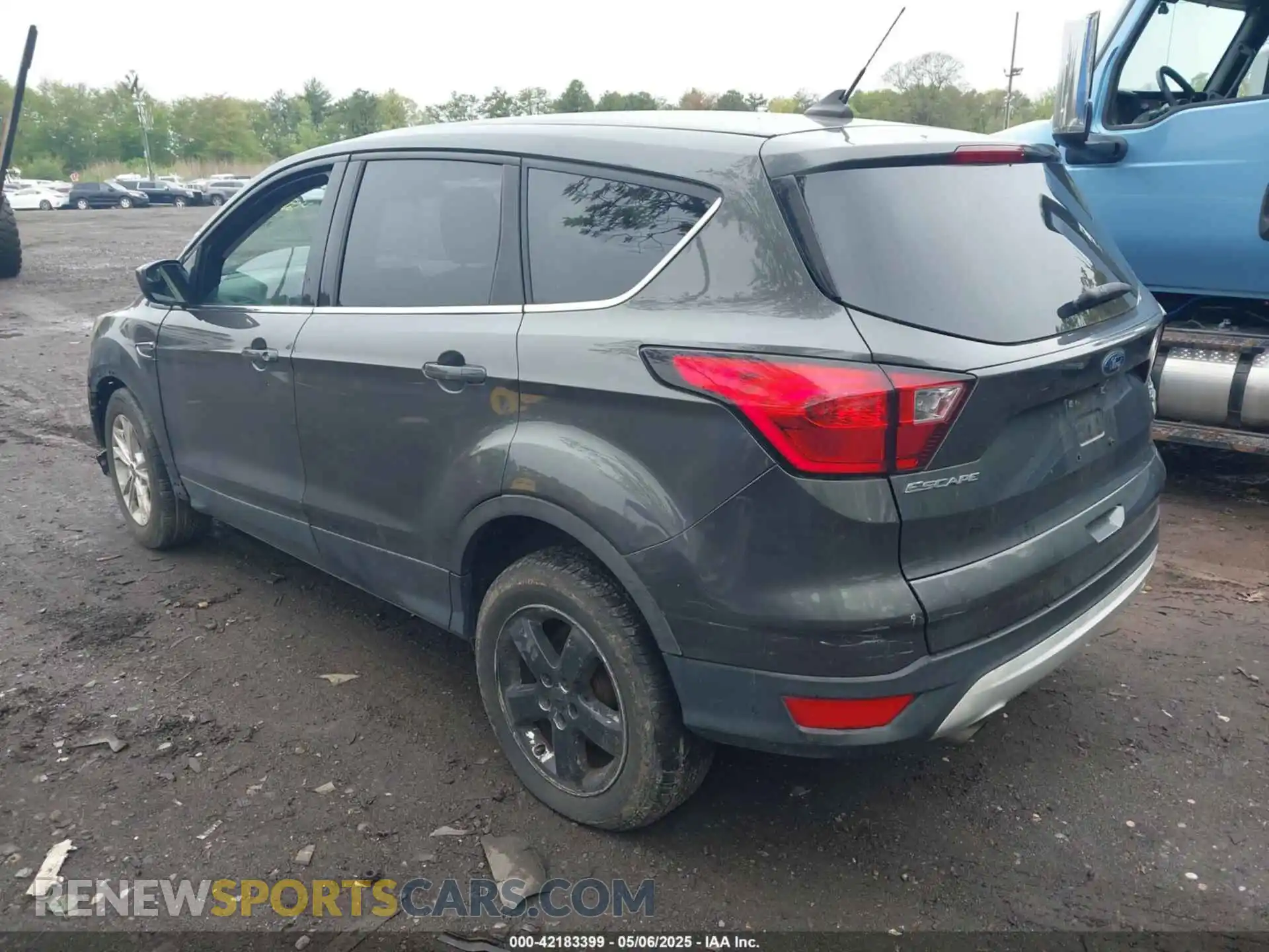 3 Photograph of a damaged car 1FMCU0GD4KUB95005 FORD ESCAPE 2019