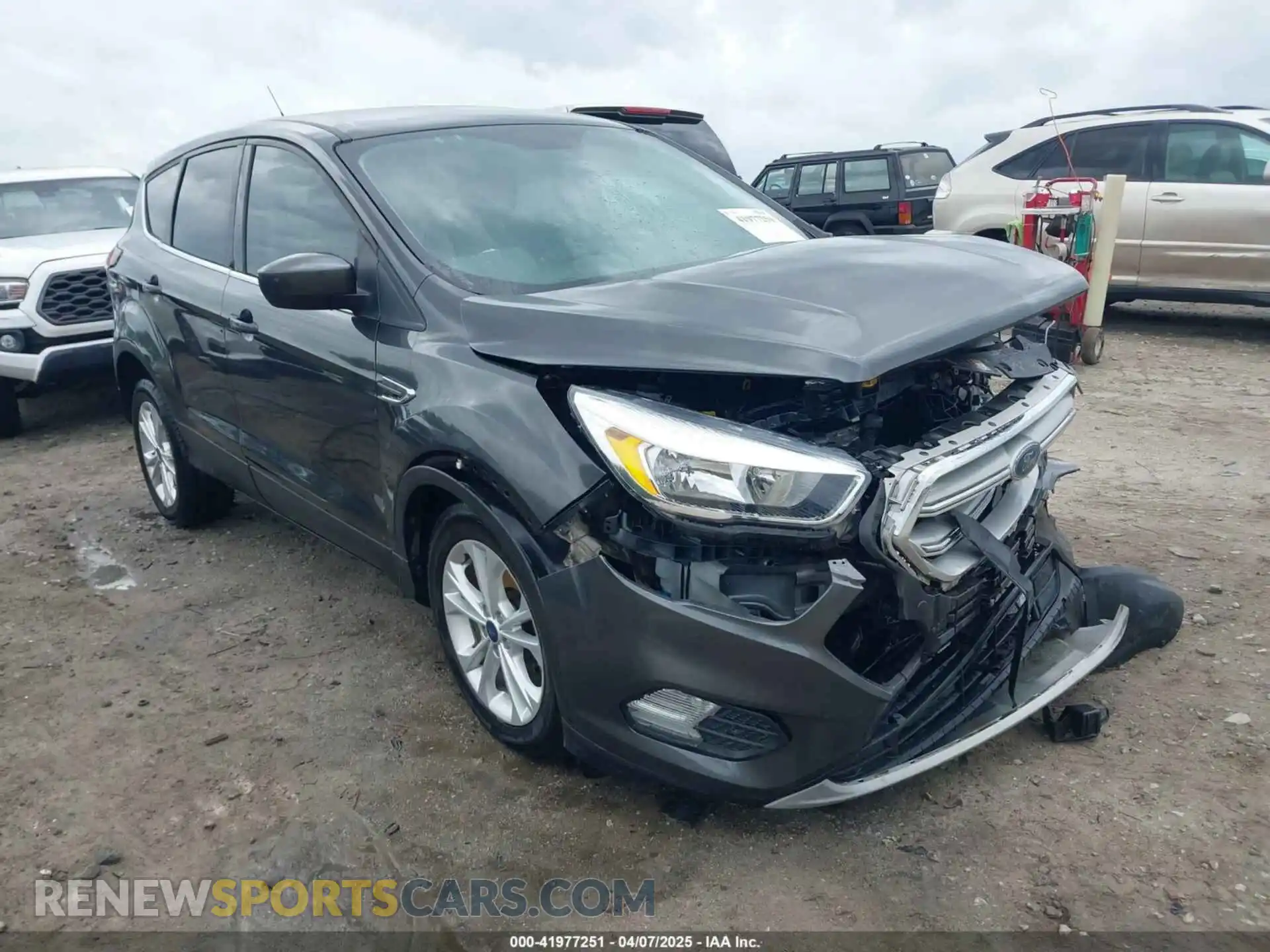 1 Photograph of a damaged car 1FMCU0GD4KUC19299 FORD ESCAPE 2019