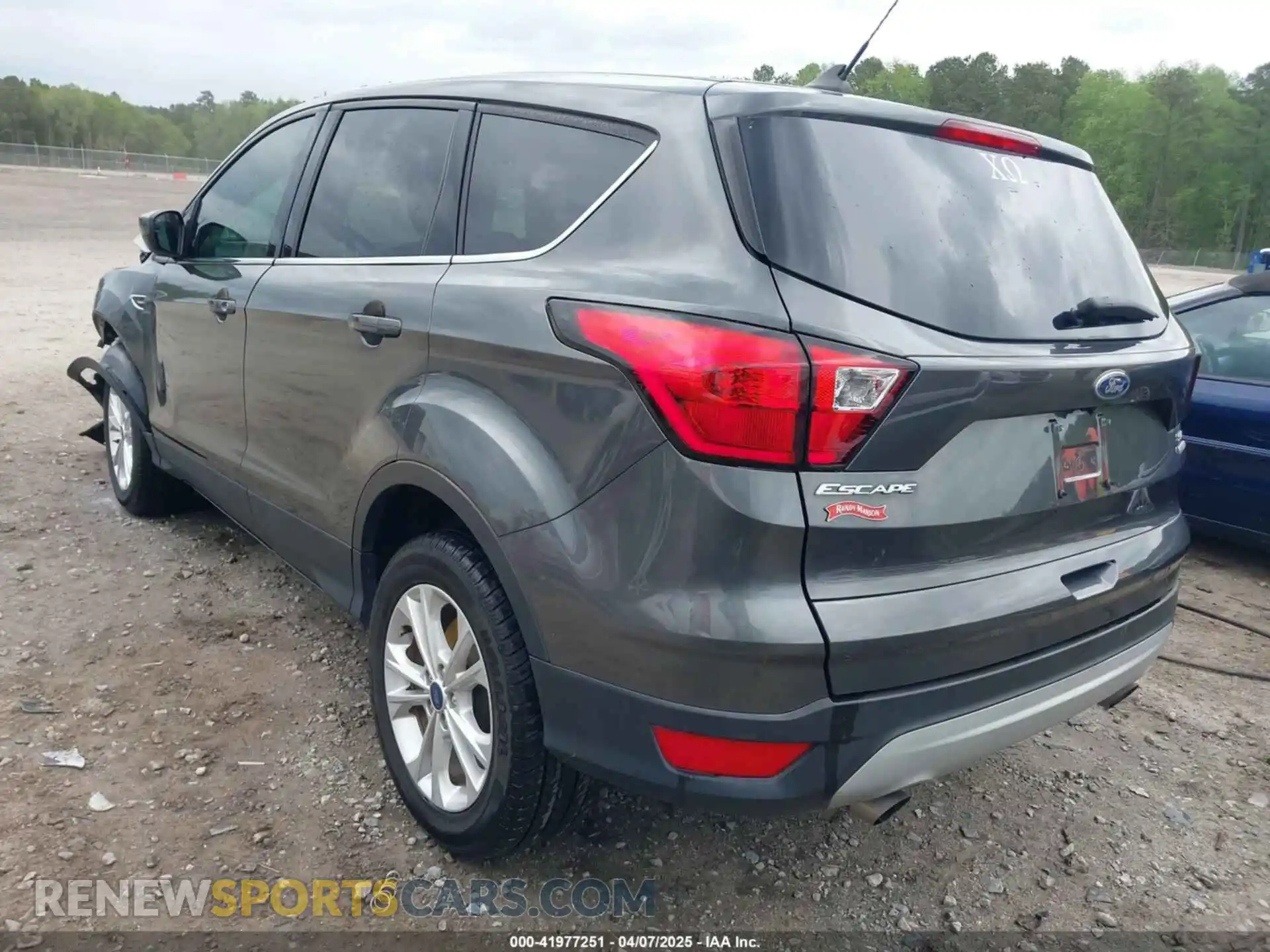 3 Photograph of a damaged car 1FMCU0GD4KUC19299 FORD ESCAPE 2019