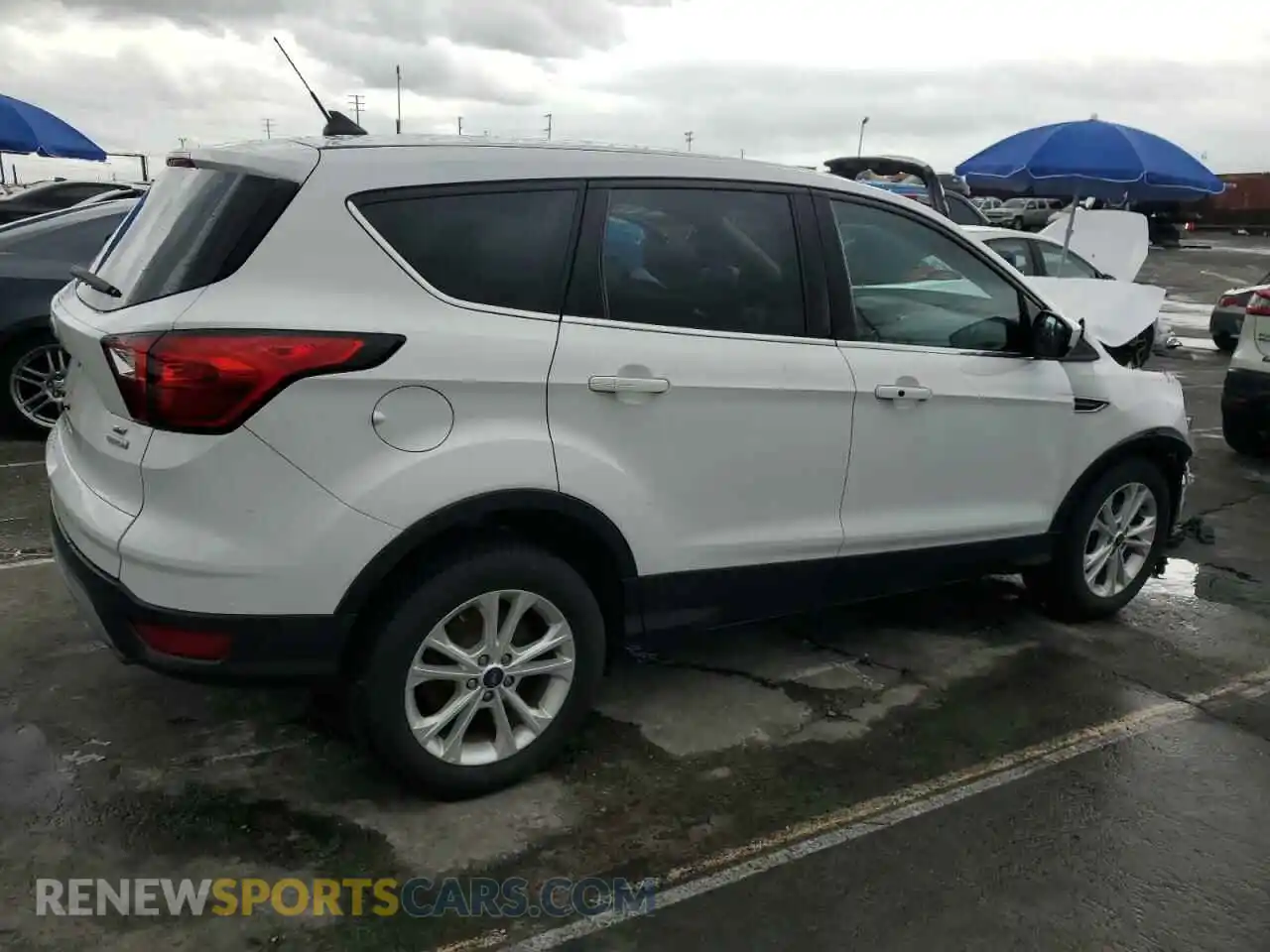 3 Photograph of a damaged car 1FMCU0GD5KUB04825 FORD ESCAPE 2019