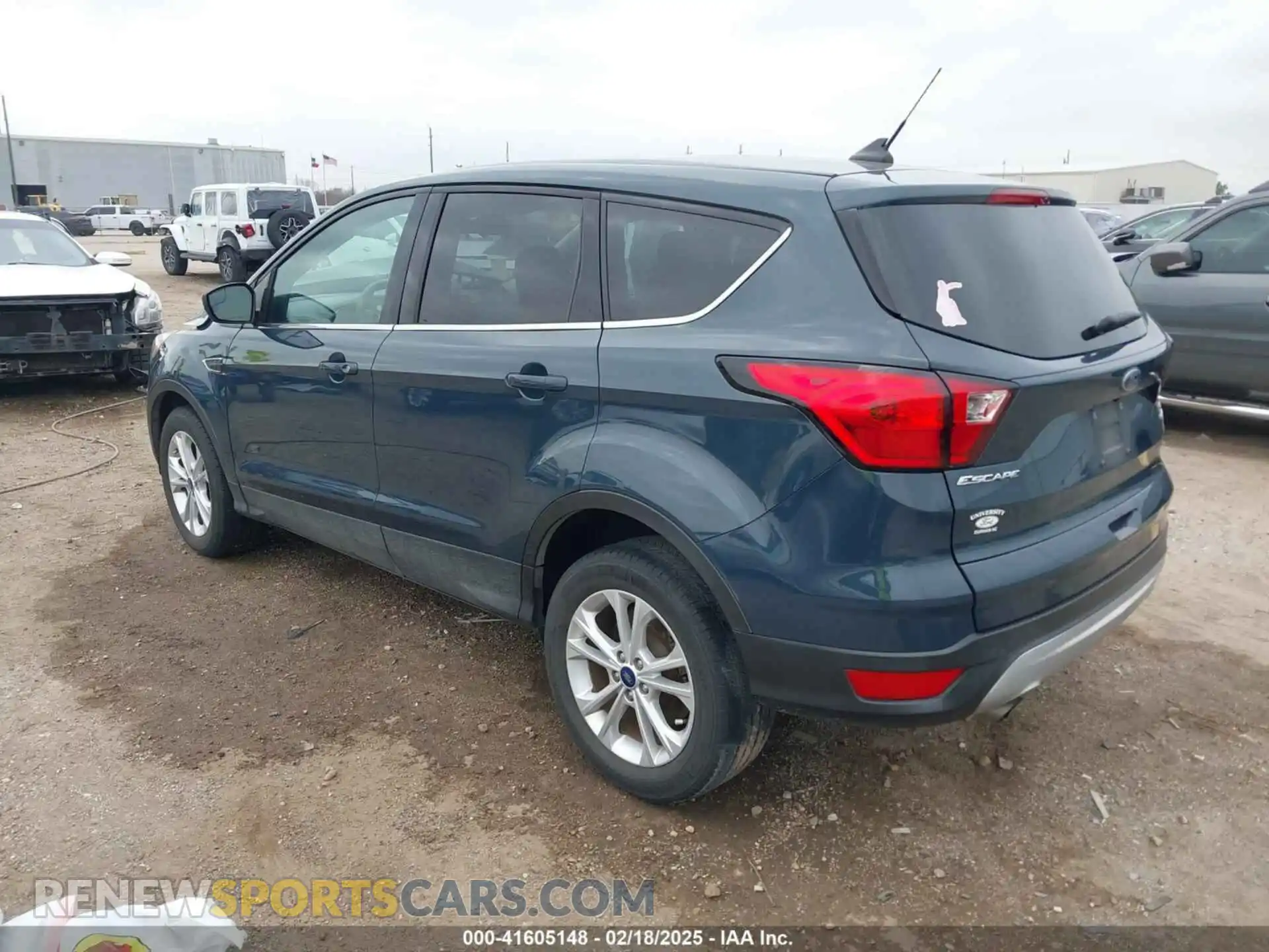 3 Photograph of a damaged car 1FMCU0GD5KUC19814 FORD ESCAPE 2019