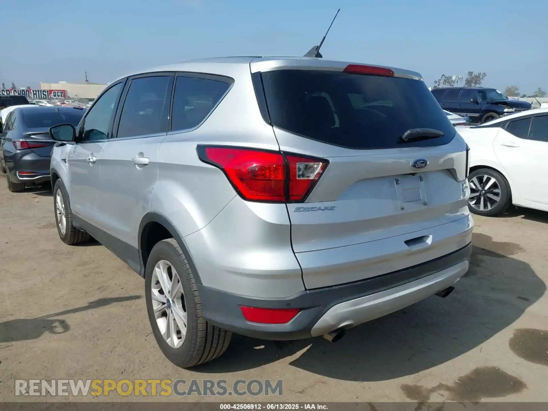 3 Photograph of a damaged car 1FMCU0GD6KUB31225 FORD ESCAPE 2019