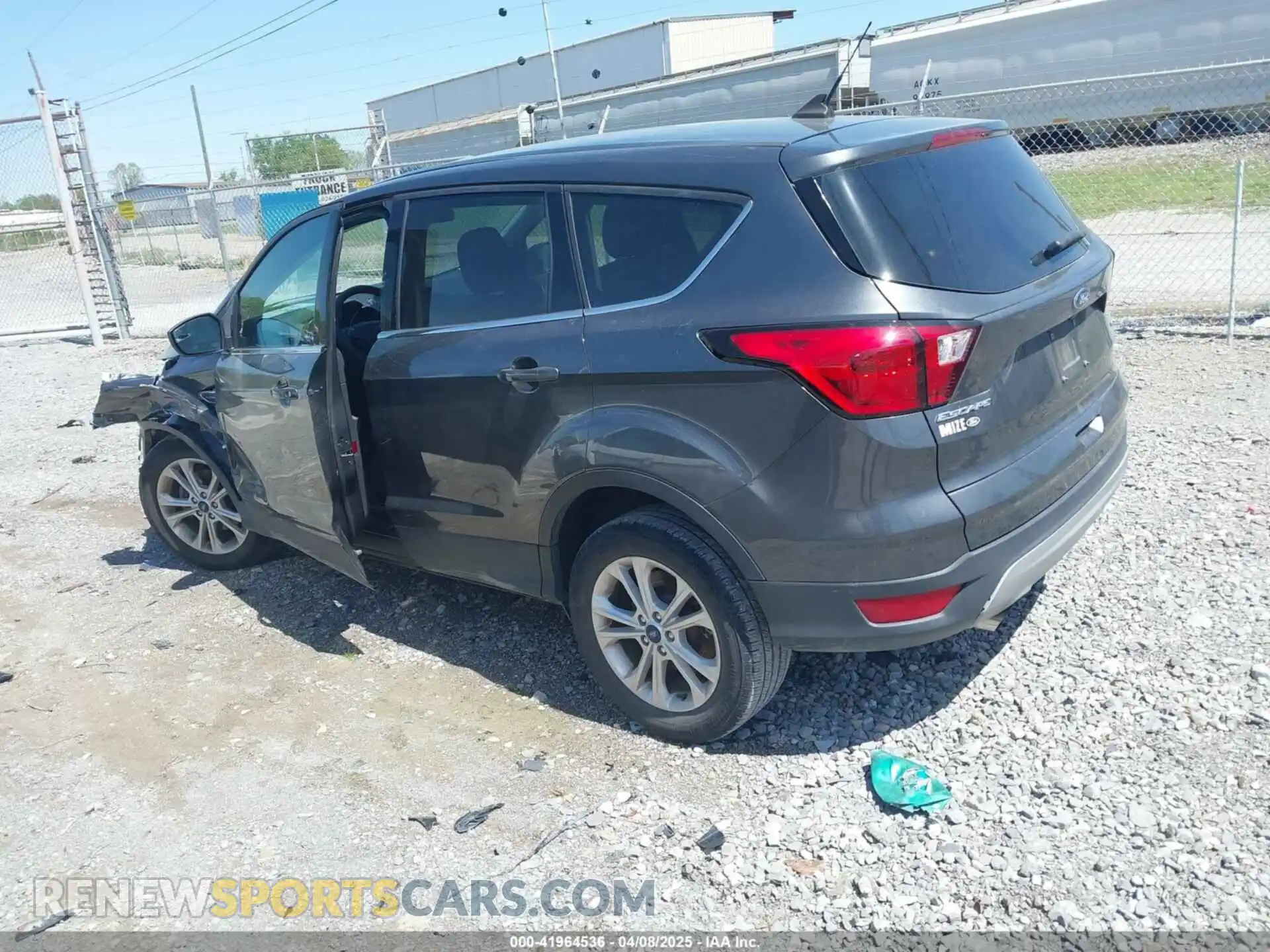 3 Фотография поврежденного автомобиля 1FMCU0GD7KUA49858 FORD ESCAPE 2019