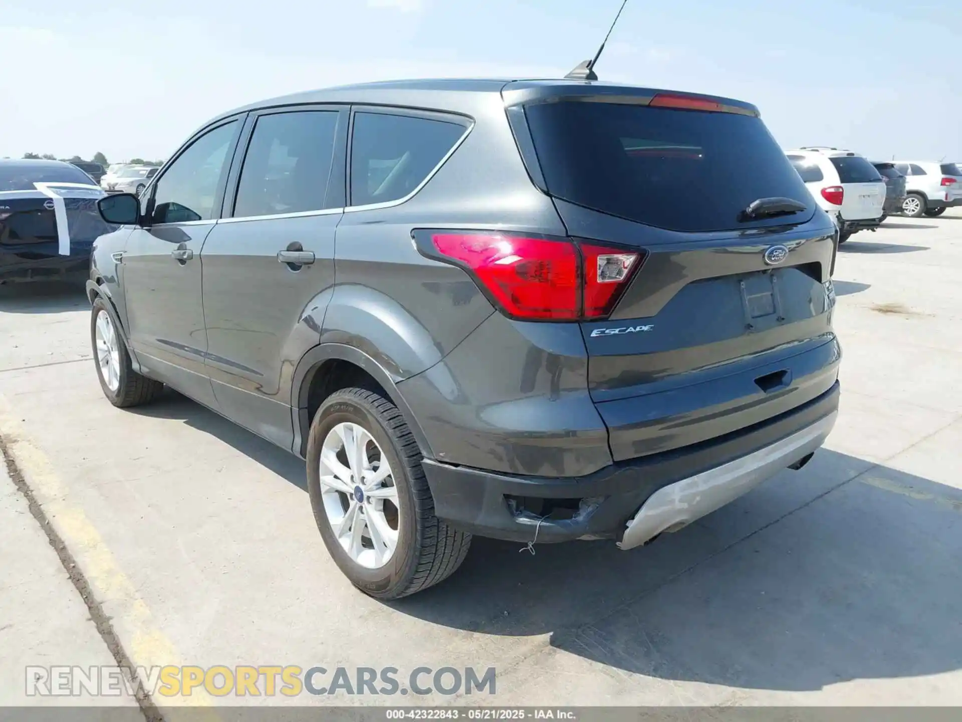 3 Photograph of a damaged car 1FMCU0GD8KUC52290 FORD ESCAPE 2019