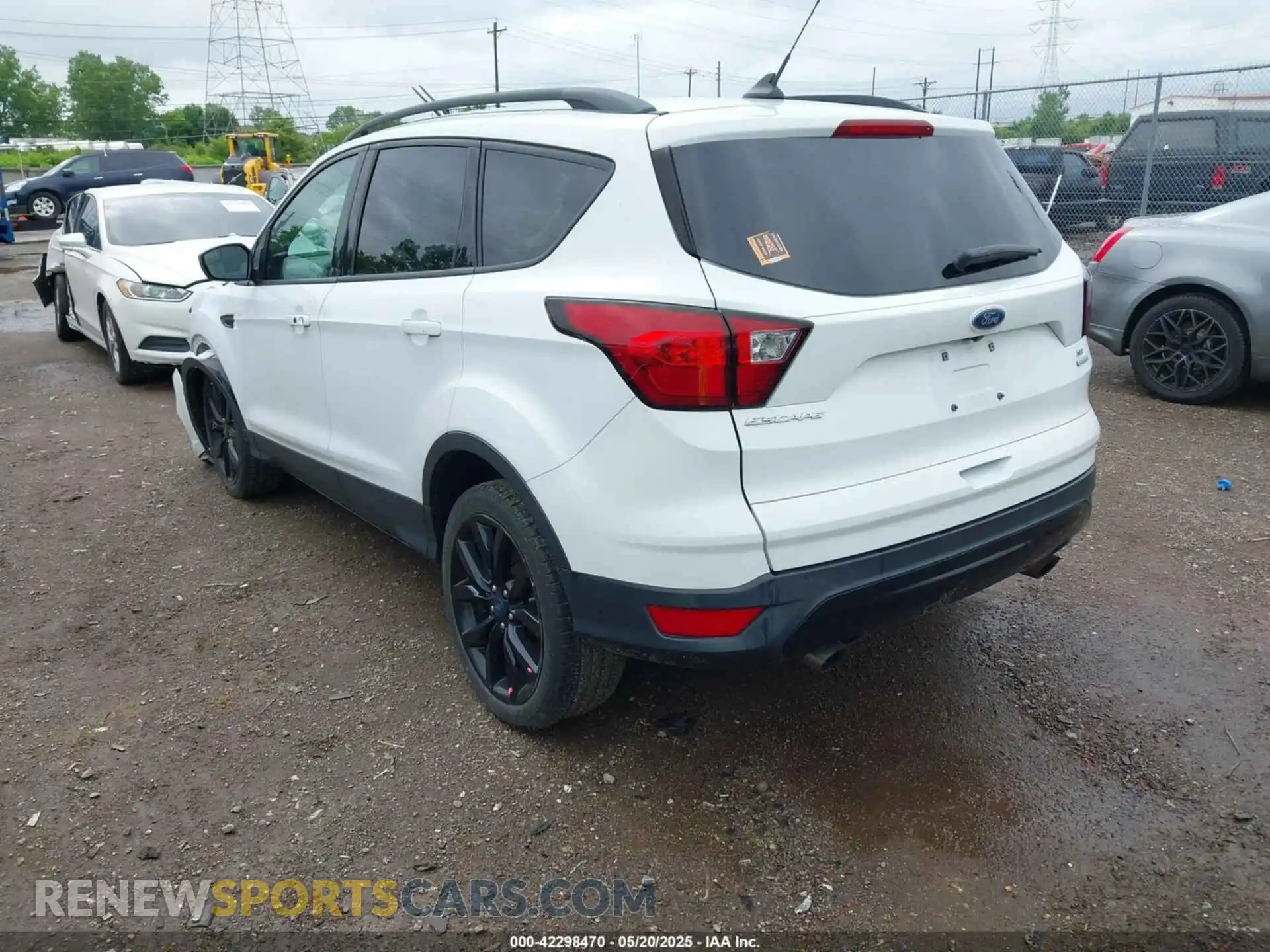 3 Photograph of a damaged car 1FMCU0GD9KUB14208 FORD ESCAPE 2019