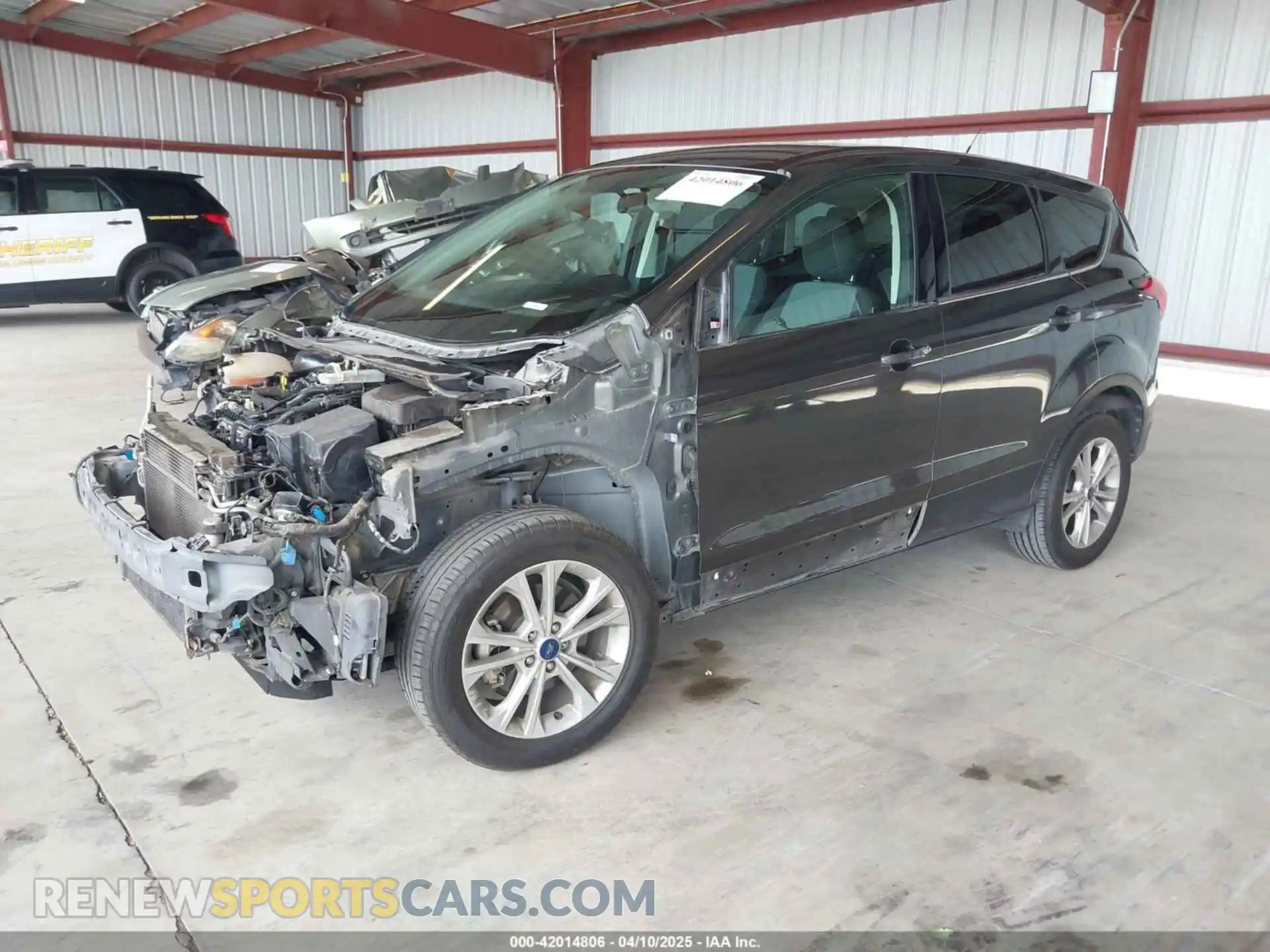 2 fotografías del automóvil dañado 1FMCU0GD9KUB79835 FORD ESCAPE 2019