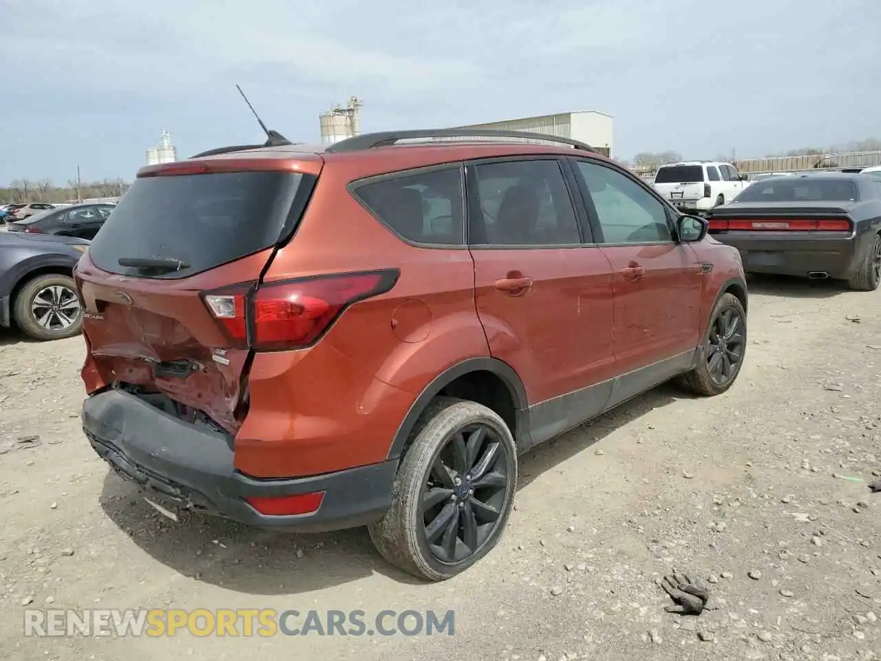 3 Фотография поврежденного автомобиля 1FMCU0GD9KUC26040 FORD ESCAPE 2019