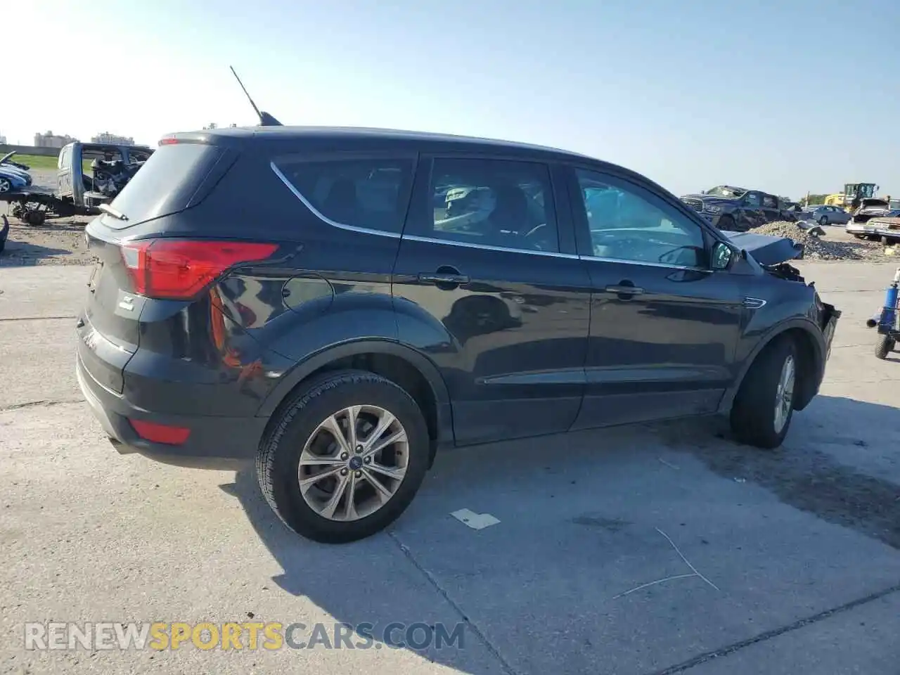 3 Фотография поврежденного автомобиля 1FMCU0GDXKUA88878 FORD ESCAPE 2019