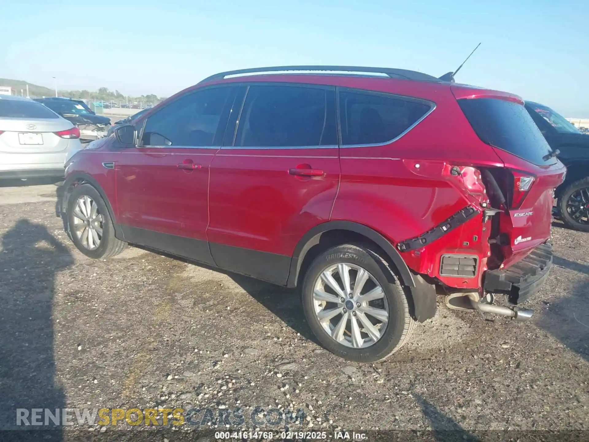 3 Photograph of a damaged car 1FMCU0HD7KUB20913 FORD ESCAPE 2019