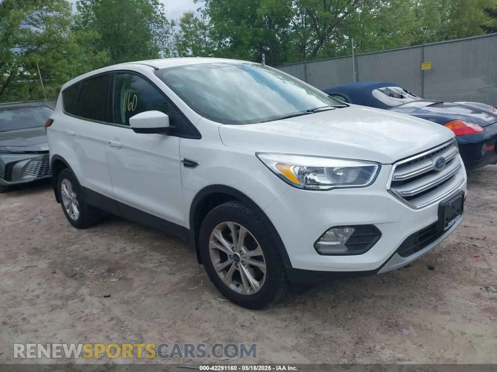 1 Photograph of a damaged car 1FMCU9GD4KUB31356 FORD ESCAPE 2019