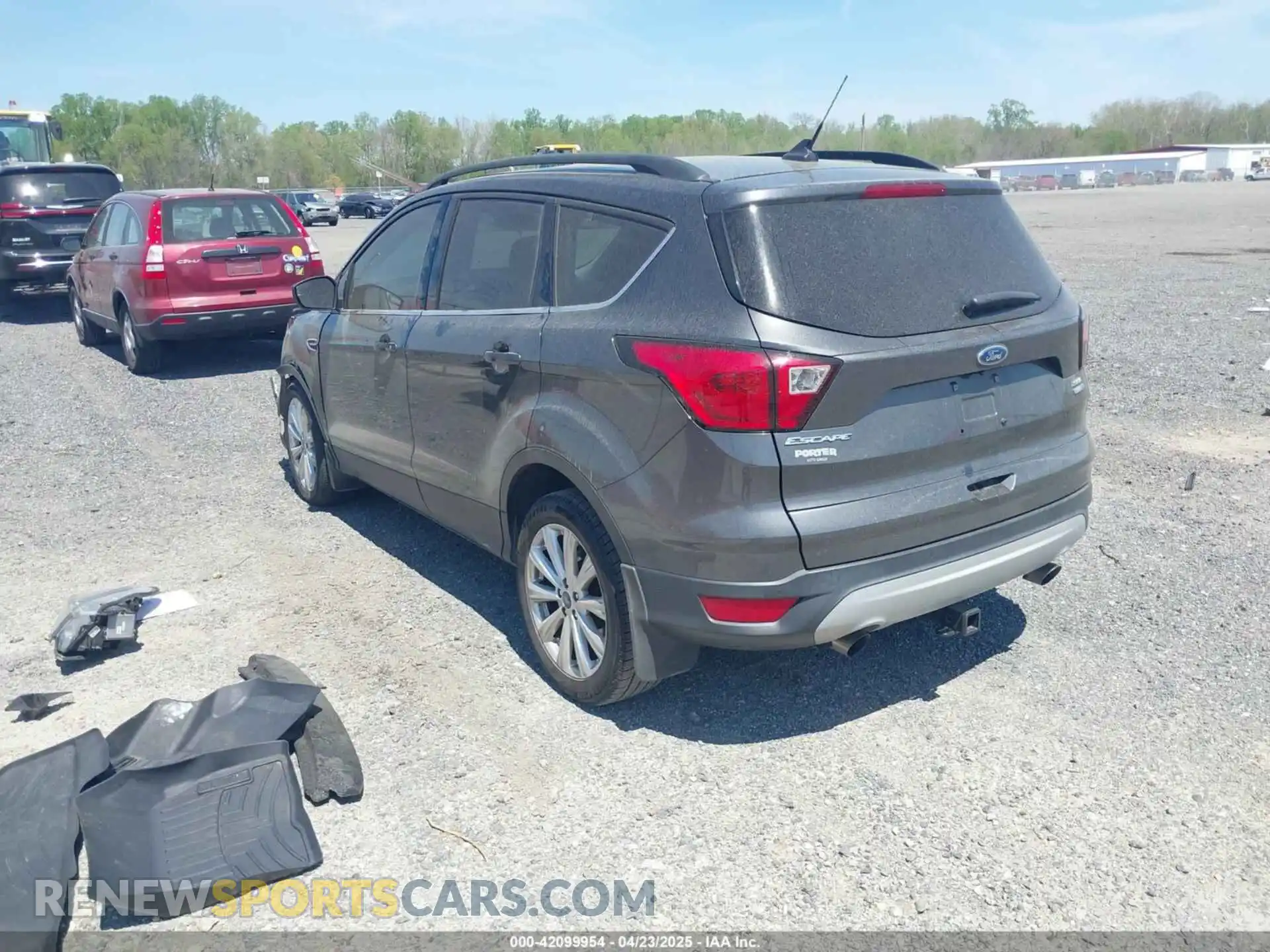 3 Photograph of a damaged car 1FMCU9HD1KUB92811 FORD ESCAPE 2019