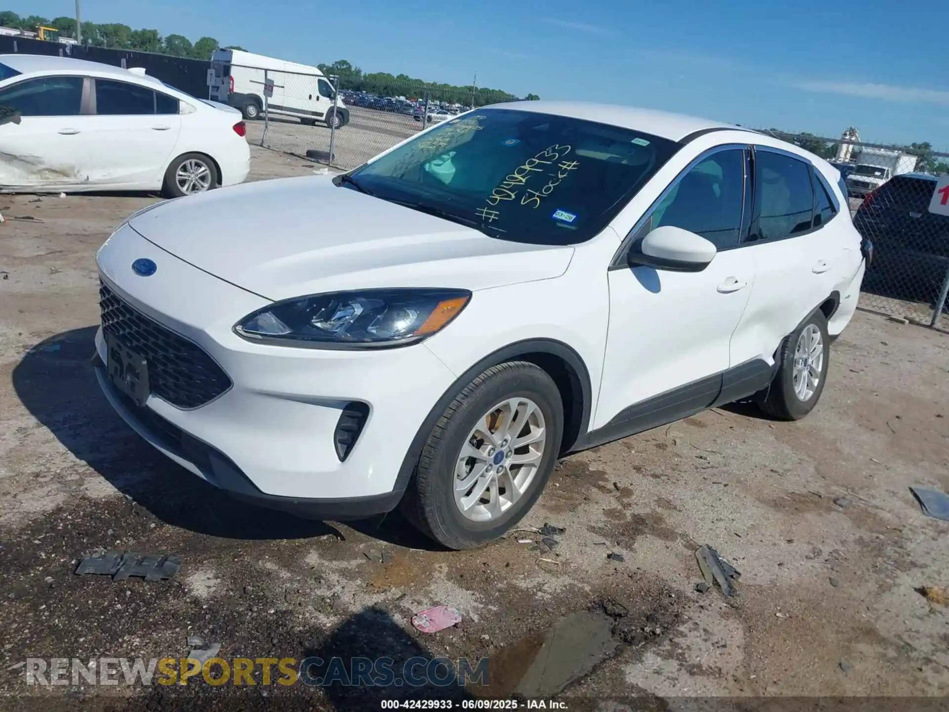 2 fotografías del automóvil dañado 1FMCU0G67LUB02996 FORD ESCAPE 2020