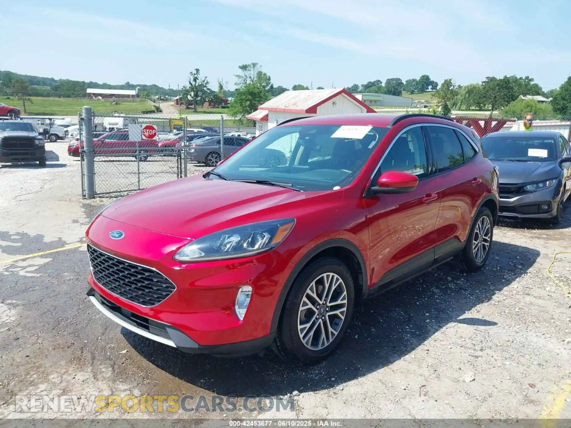 2 Photograph of a damaged car 1FMCU0H68LUB47072 FORD ESCAPE 2020