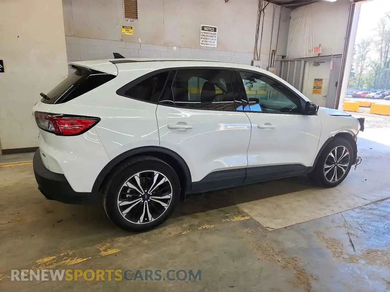 3 Photograph of a damaged car 1FMCU0BZ9MUB01609 FORD ESCAPE 2021