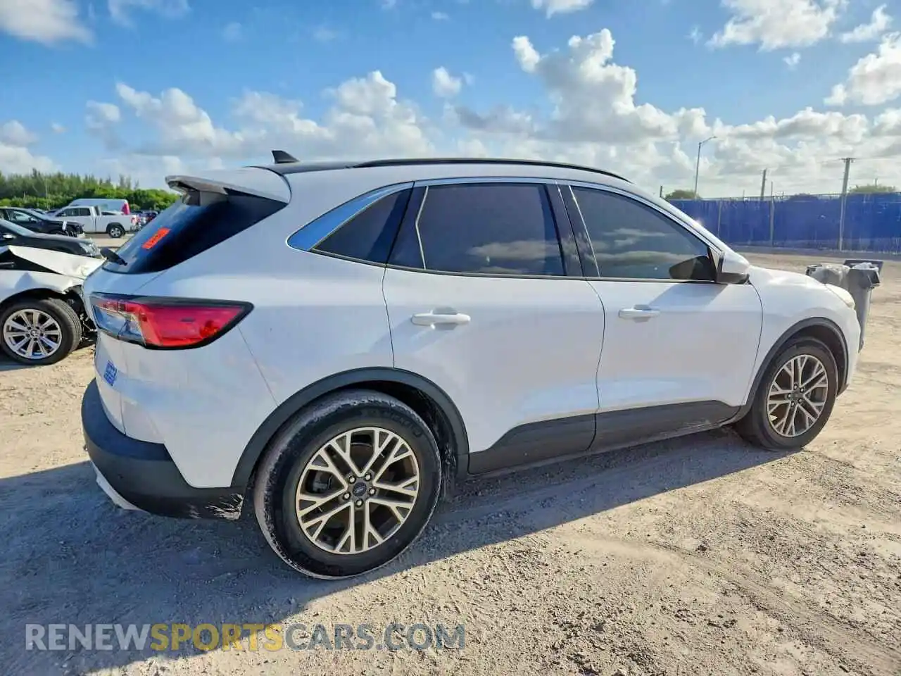 3 Фотография поврежденного автомобиля 1FMCU0H6XMUB06301 FORD ESCAPE 2021
