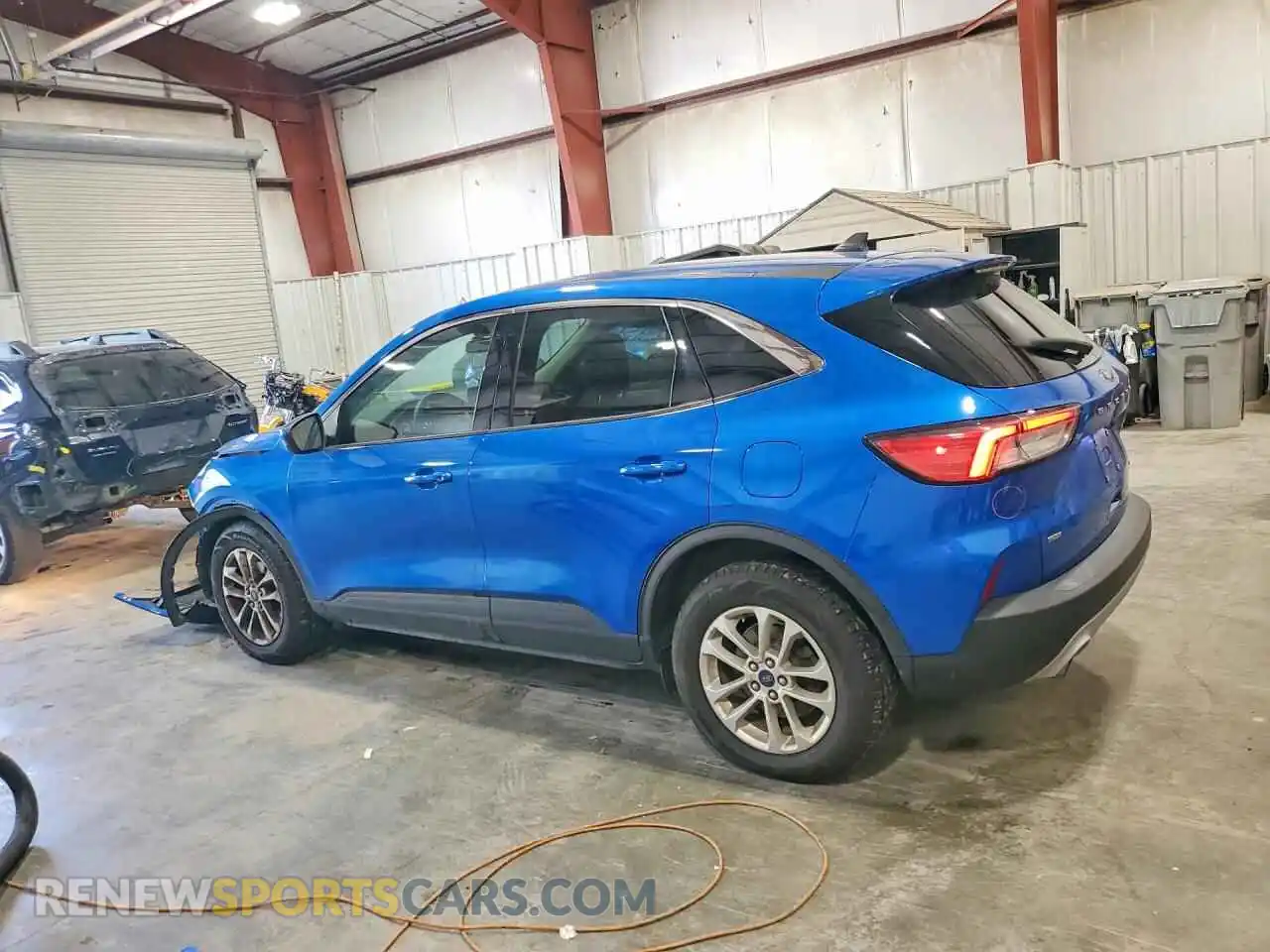 2 fotografías del automóvil dañado 1FMCU9G68MUA69402 FORD ESCAPE 2021