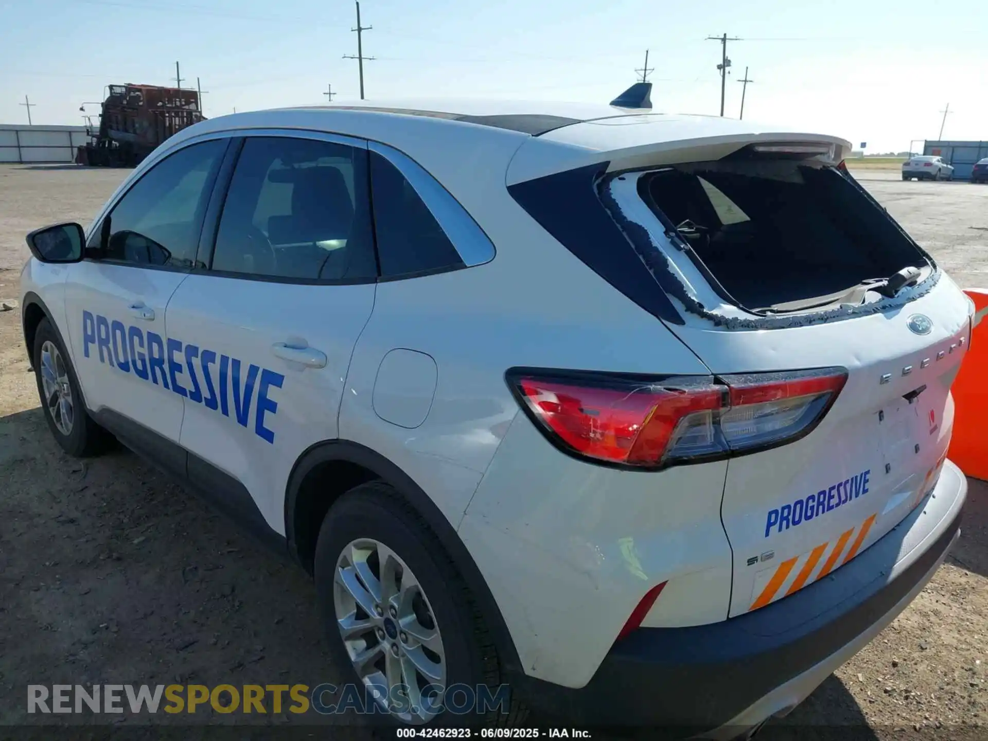 3 Photograph of a damaged car 1FMCU0G62NUB31132 FORD ESCAPE 2022
