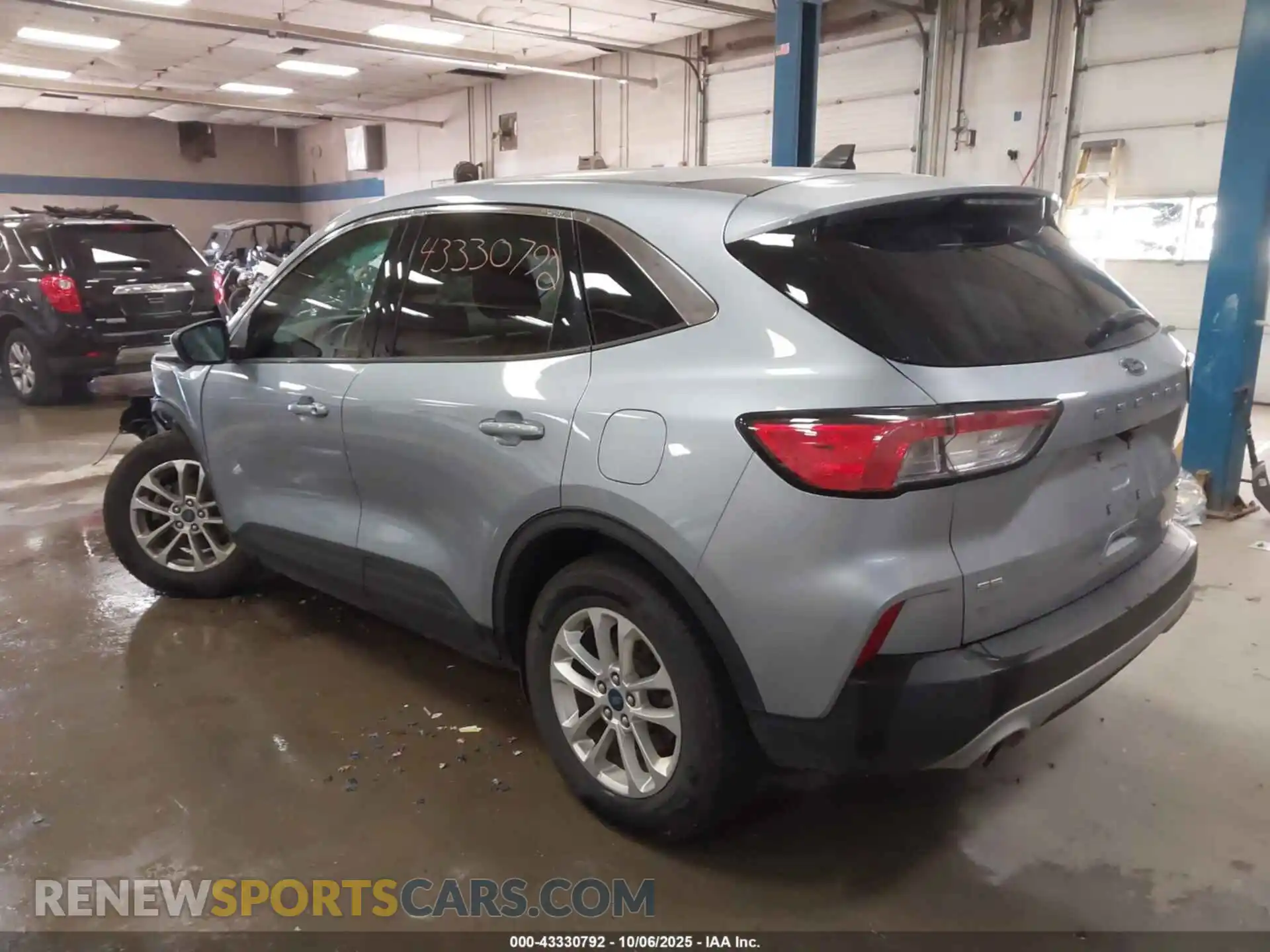 3 fotografías del automóvil dañado 1FMCU9G68NUB43502 FORD ESCAPE 2022