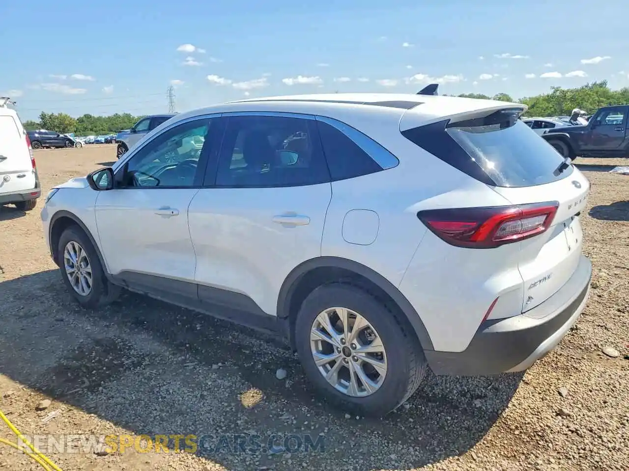 2 fotografías del automóvil dañado 1FMCU9GN9RUB09176 FORD ESCAPE 2024