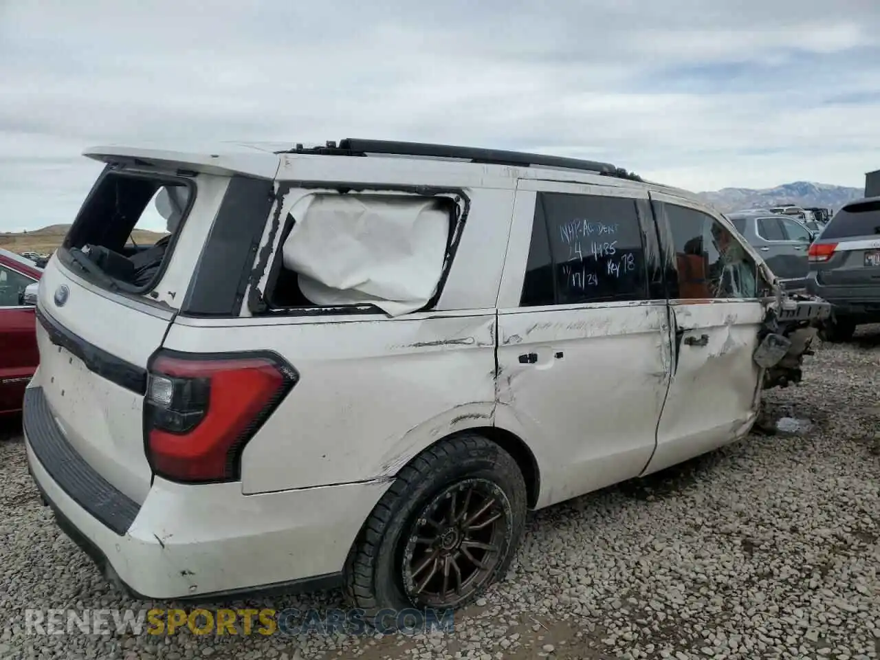 3 Photograph of a damaged car 1FMJU2AT9KEA80767 FORD EXPEDITION 2019