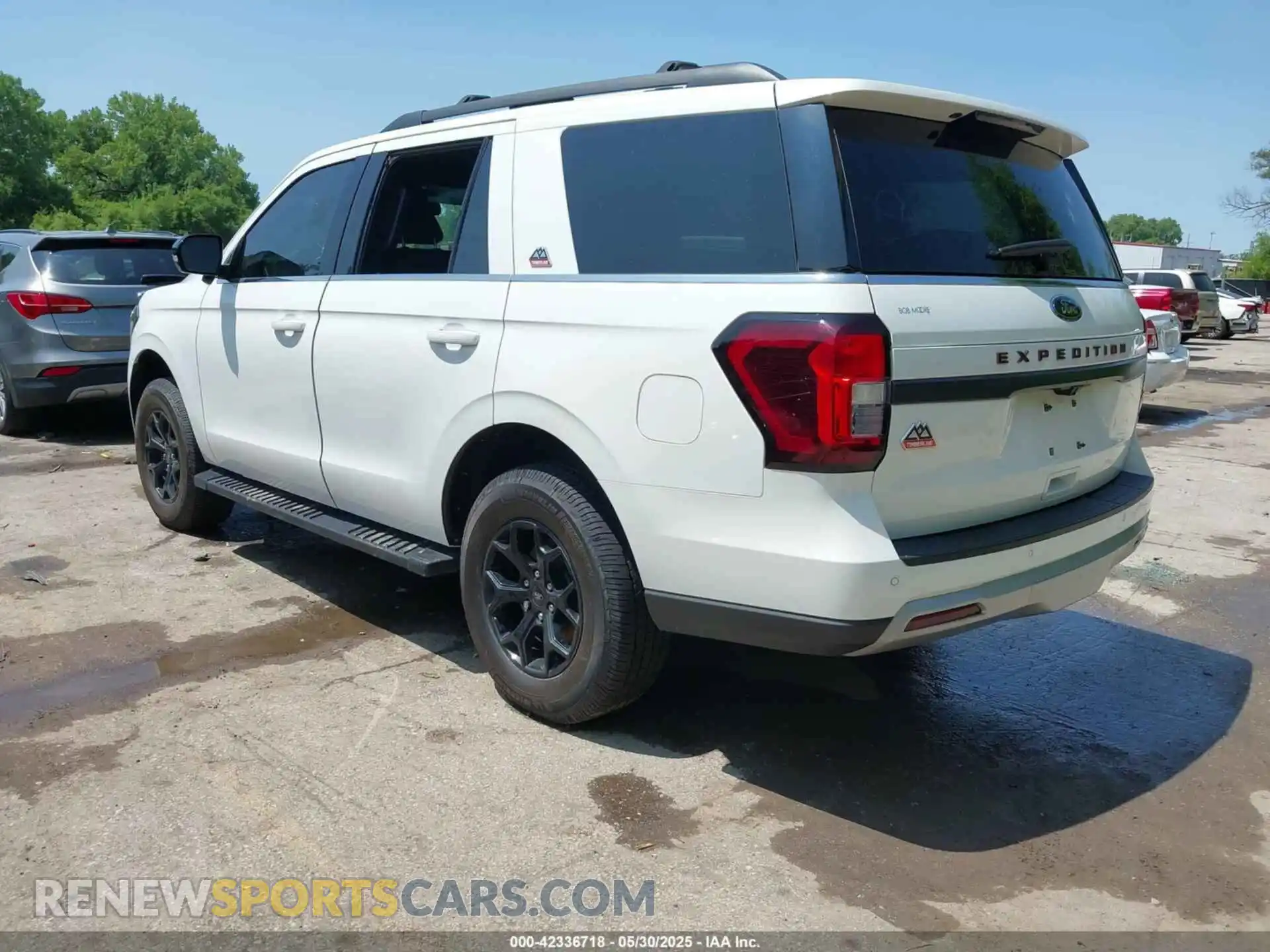 3 Photograph of a damaged car 1FMJU1RG0PEA26430 FORD EXPEDITION 2023