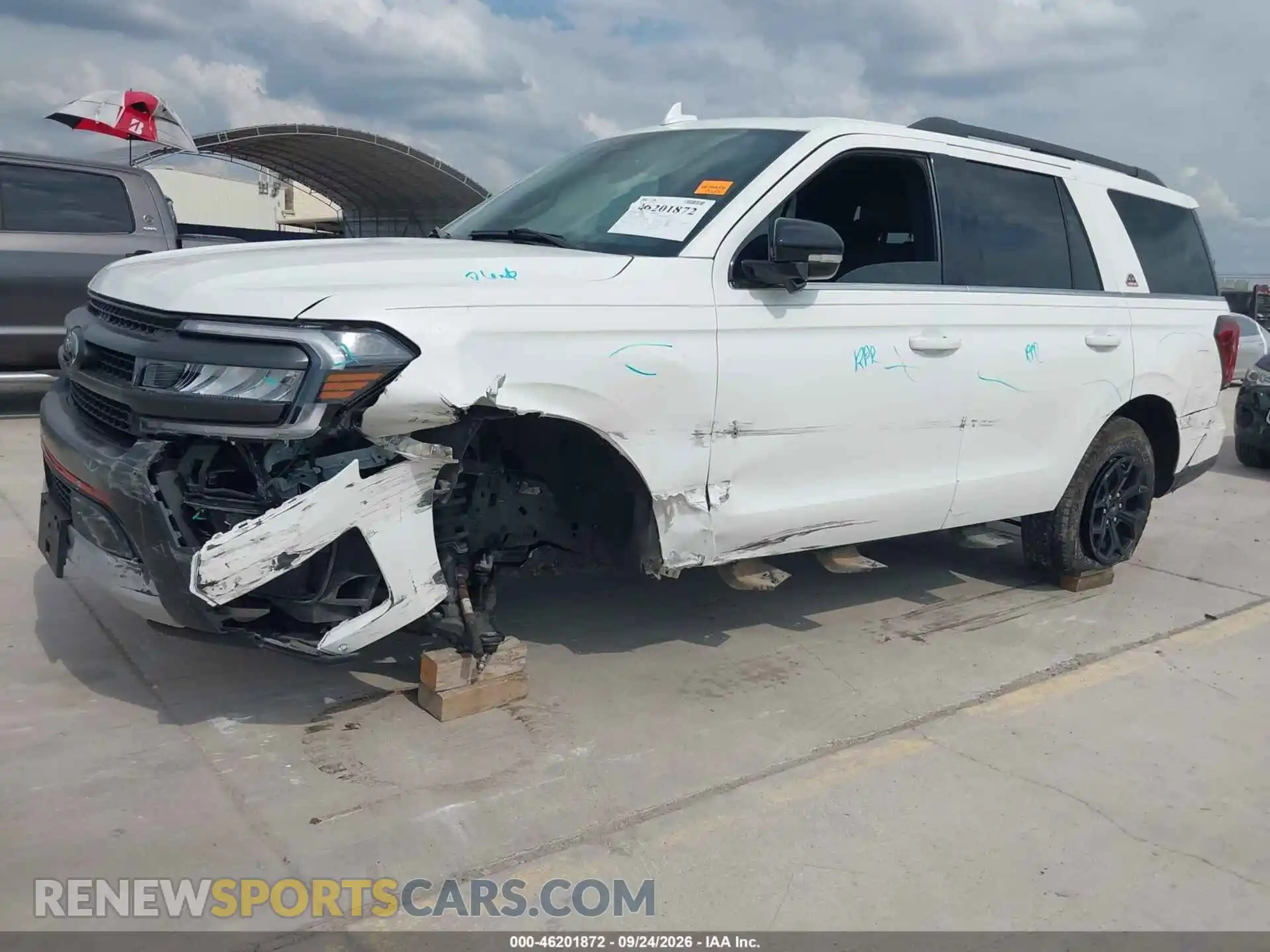 2 Photograph of a damaged car 1FMJU1RGXREA14403 FORD EXPEDITION 2024