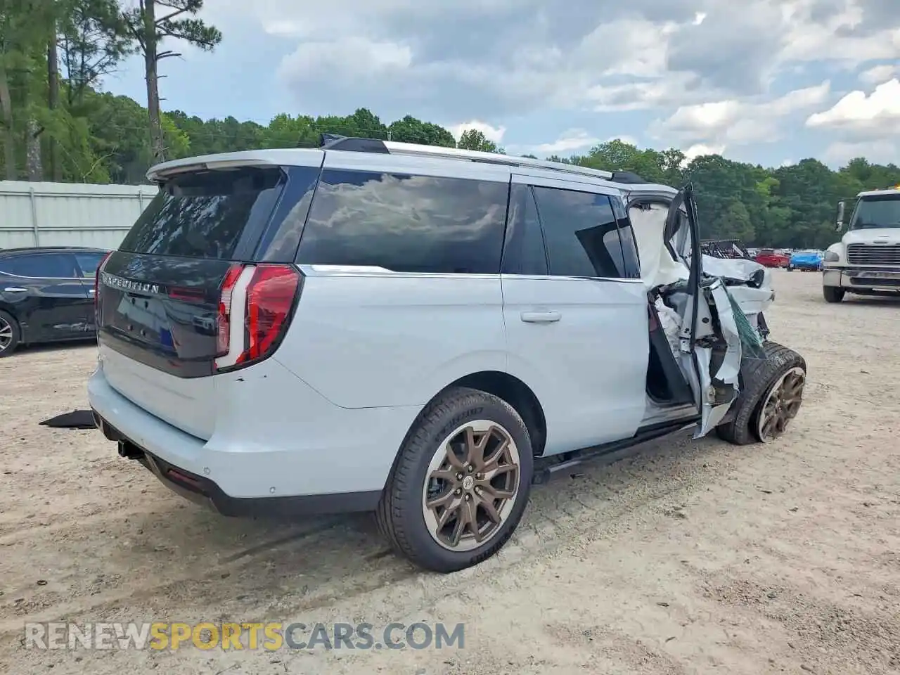 3 Photograph of a damaged car 1FMJU1P8XSEA41246 FORD EXPEDITION 2025