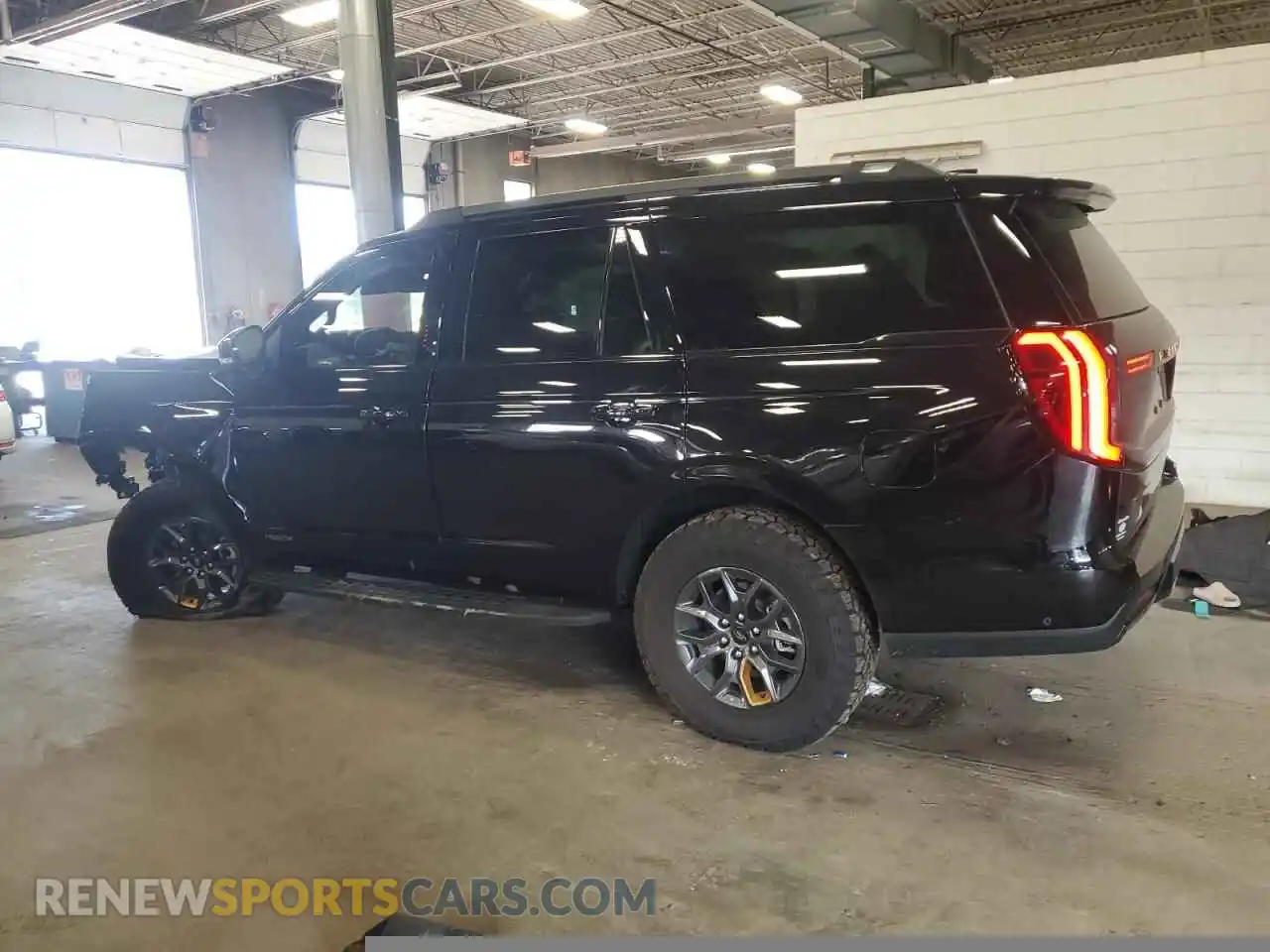 2 Photograph of a damaged car 1FMJU1RG4SEA24592 FORD EXPEDITION 2025