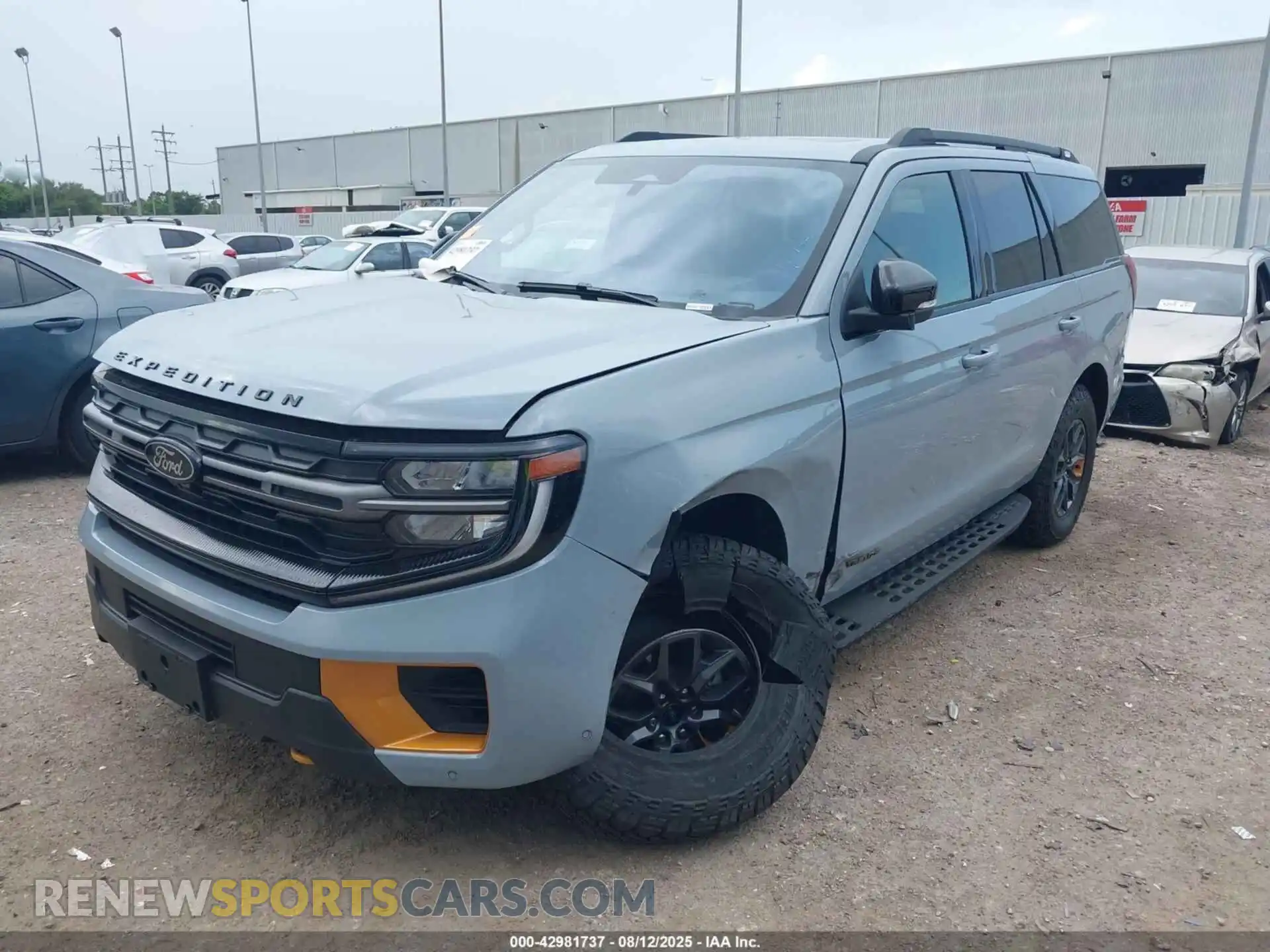 2 Photograph of a damaged car 1FMJU1RGXSEA12933 FORD EXPEDITION 2025