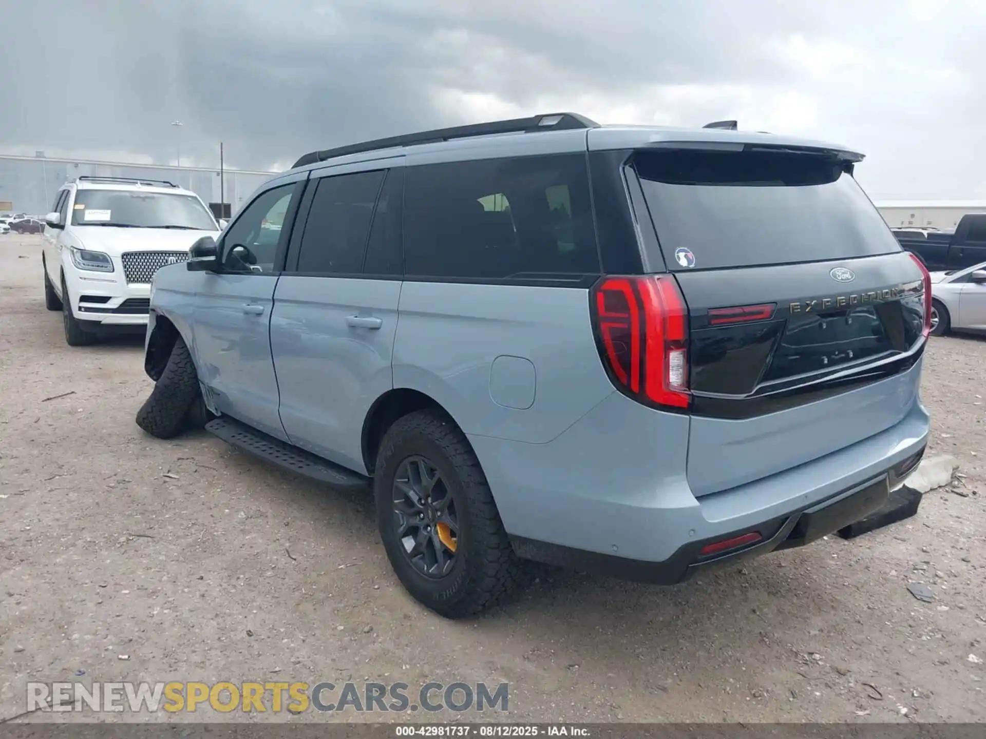 3 Photograph of a damaged car 1FMJU1RGXSEA12933 FORD EXPEDITION 2025