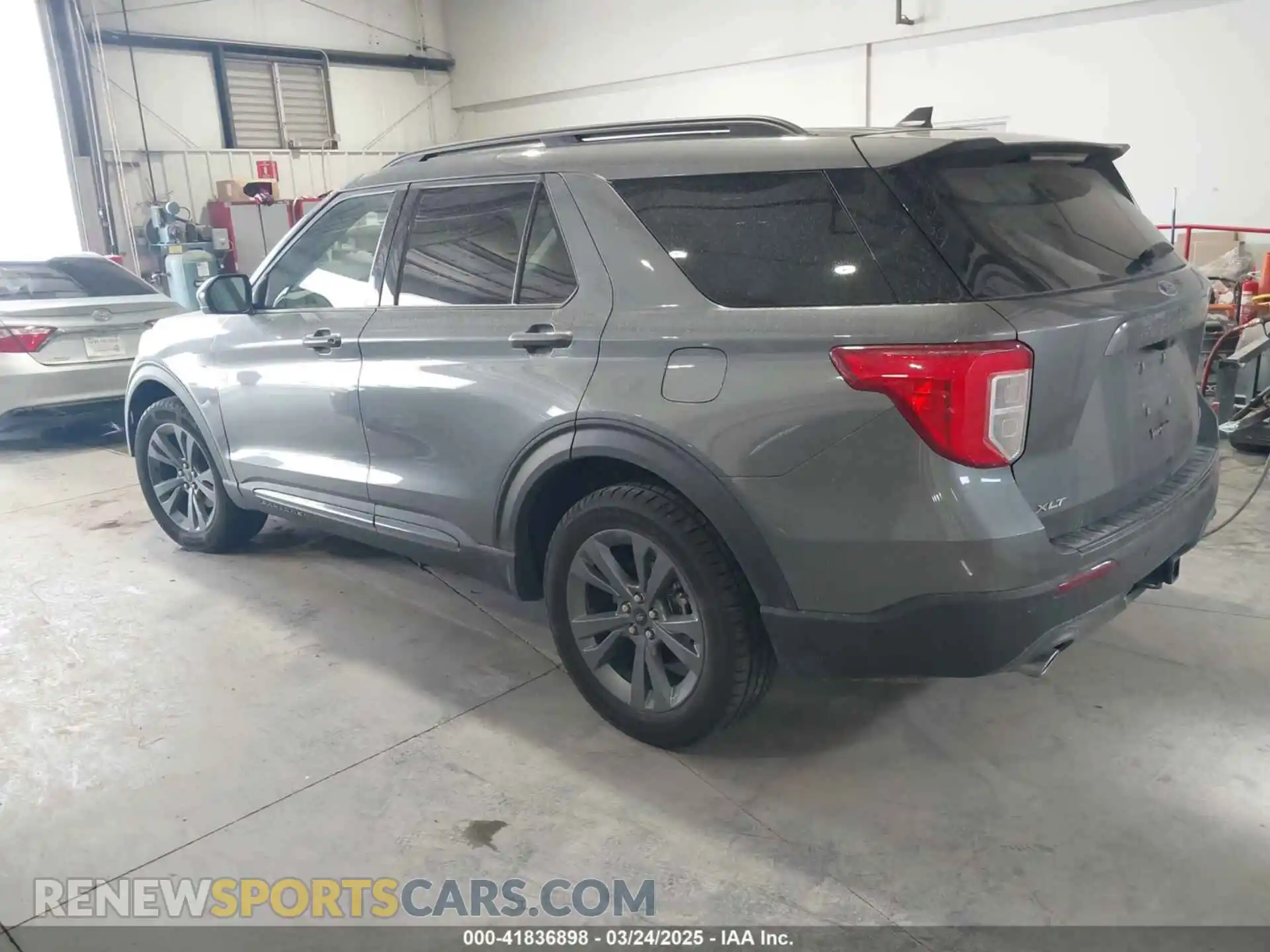3 Фотография поврежденного автомобиля 1FMSK8DH4PGB32936 FORD EXPLORER 2023