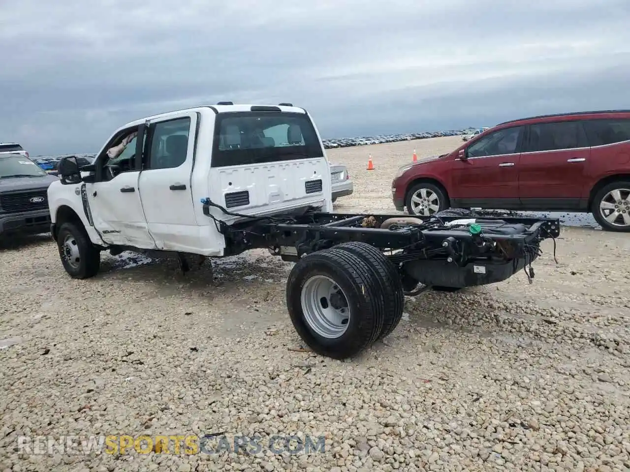 2 Фотография поврежденного автомобиля 1FD8W3HT6REE02974 FORD F350 2024