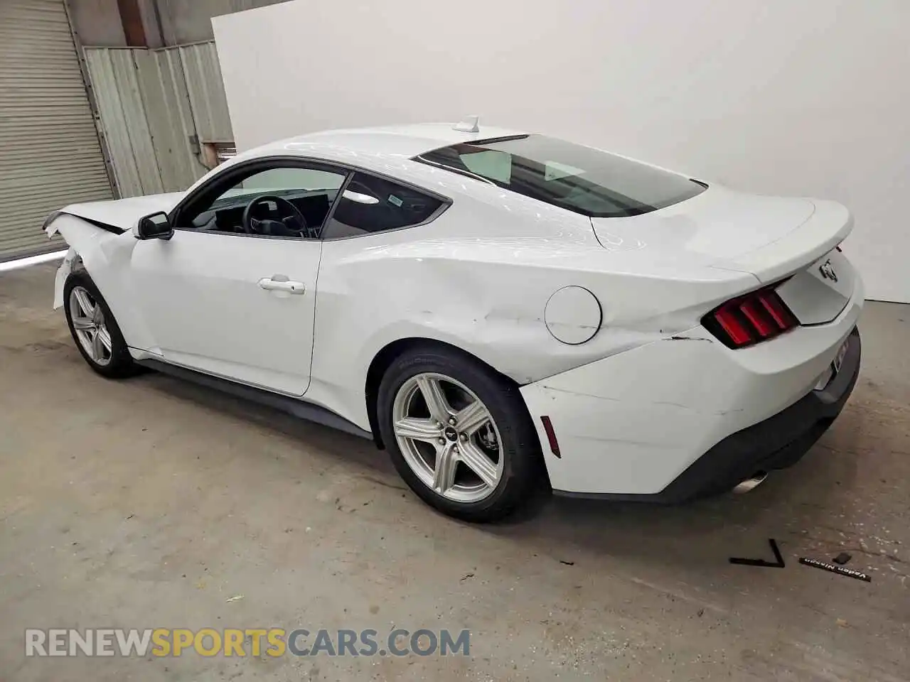 2 fotografías del automóvil dañado 1FA6P8TH2T5111944 FORD MUSTANG 2026
