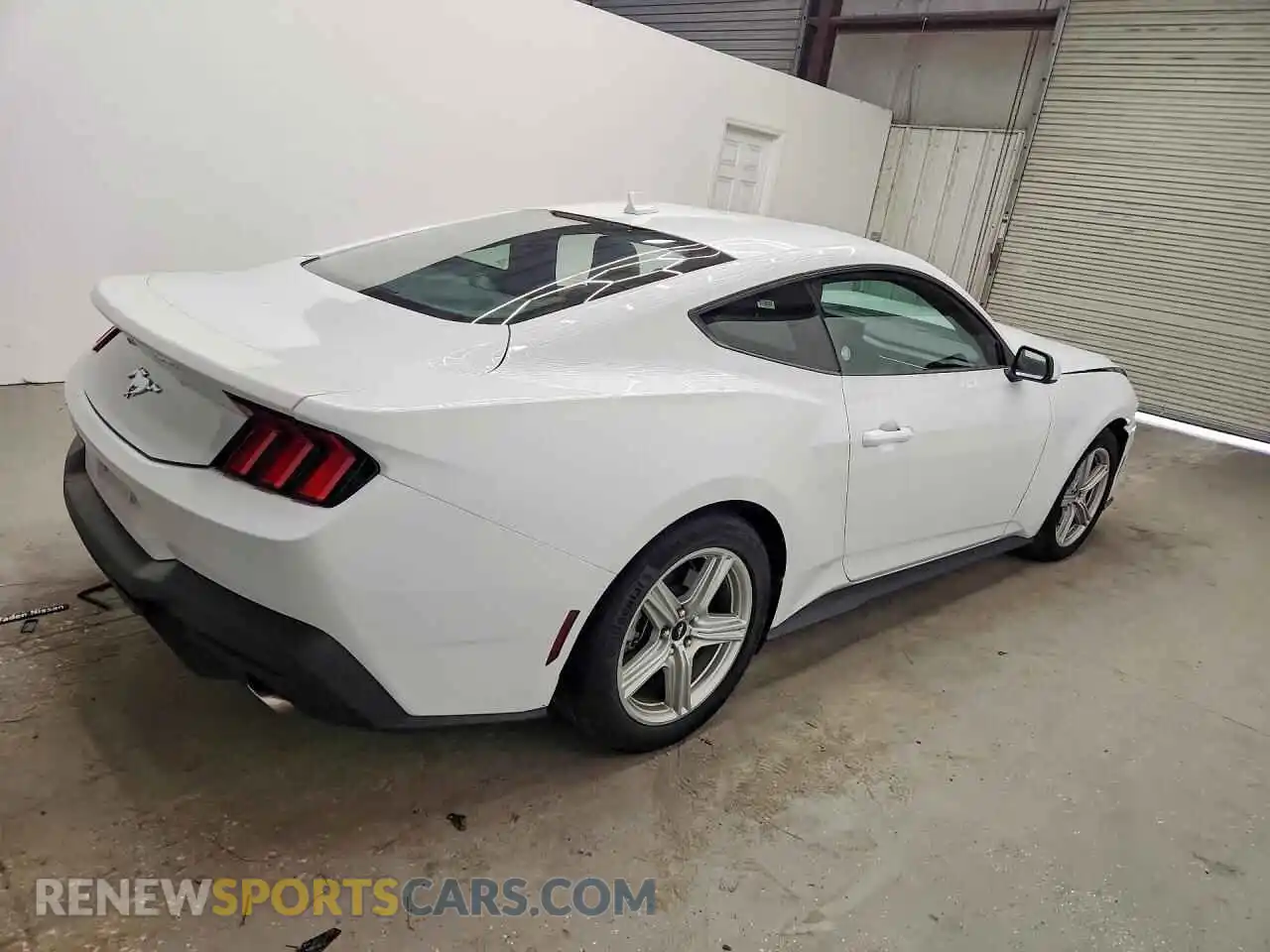 3 fotografías del automóvil dañado 1FA6P8TH2T5111944 FORD MUSTANG 2026