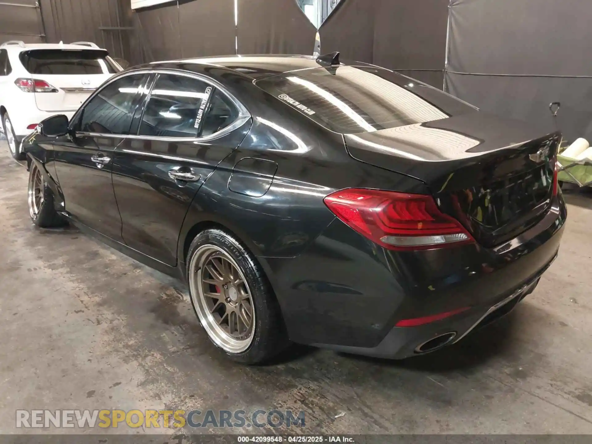 3 Фотография поврежденного автомобиля KMTG54LE6KU037582 GENESIS G70 2019