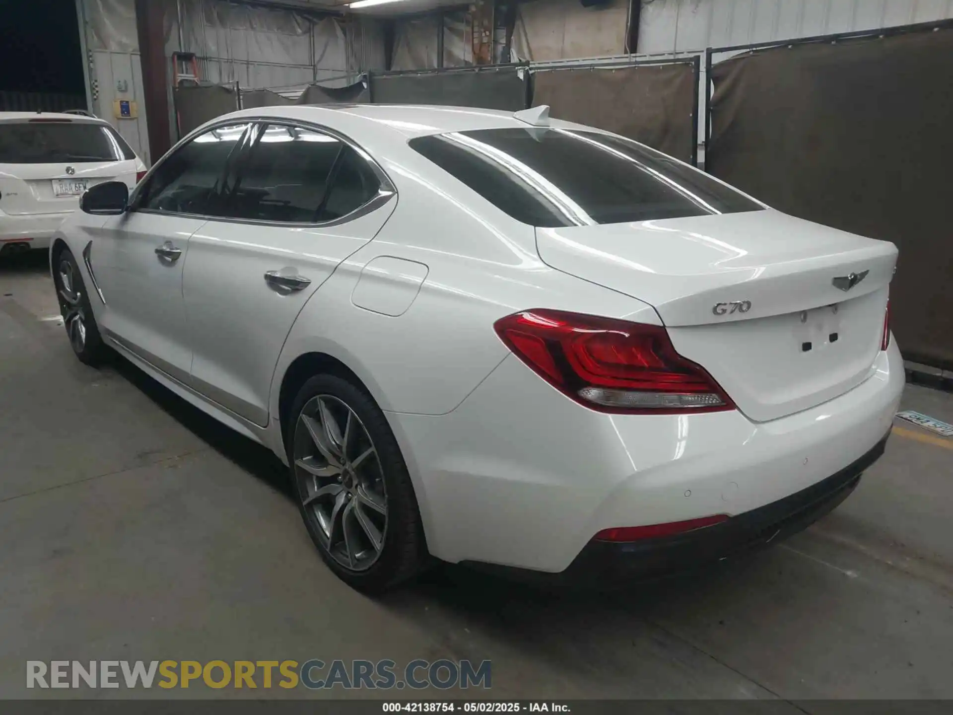 3 fotografías del automóvil dañado KMTG44LA2MU067102 GENESIS G70 2021